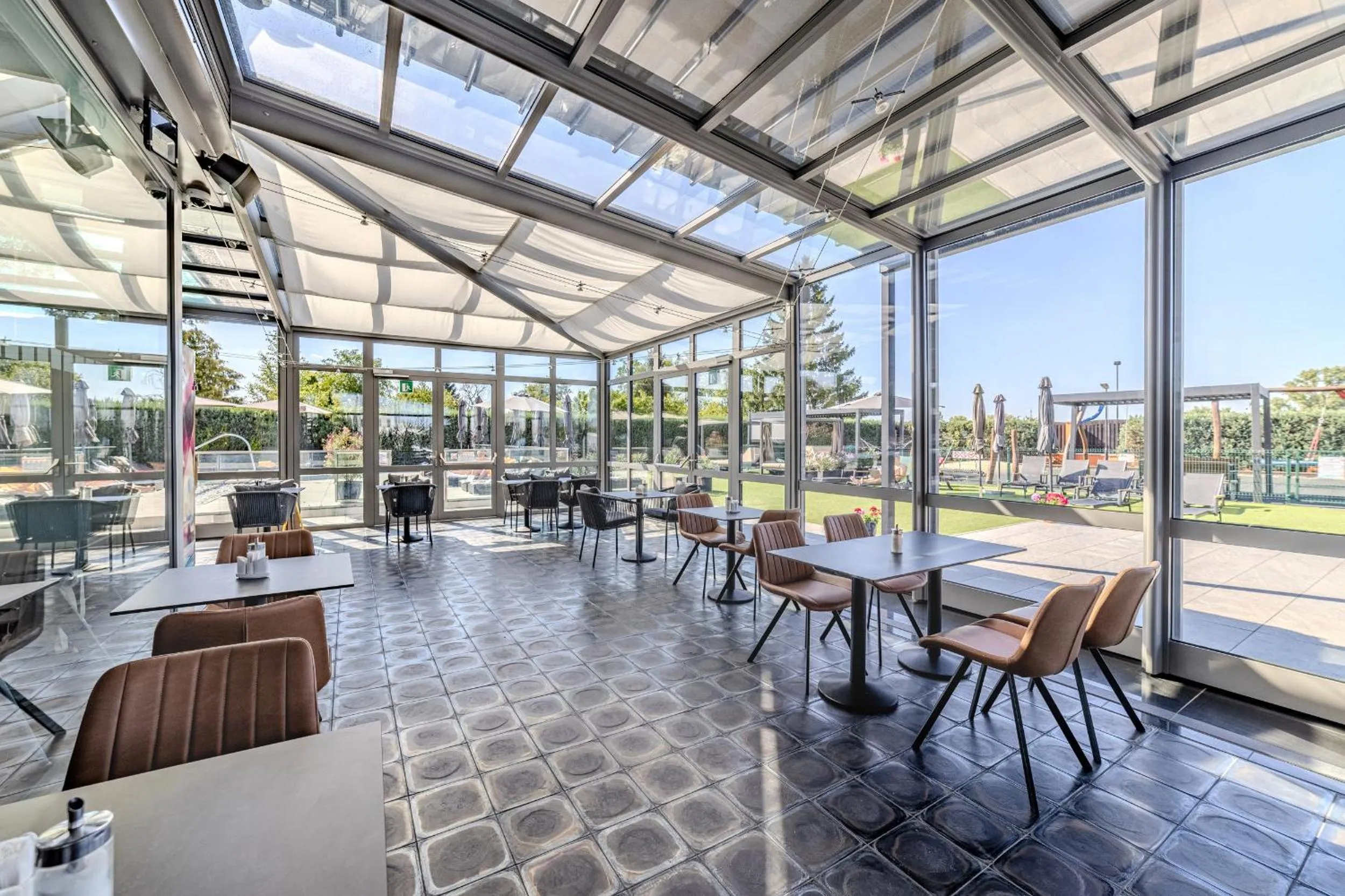 Restaurant/places to eat in Hotel Aura Design & Garden Pool