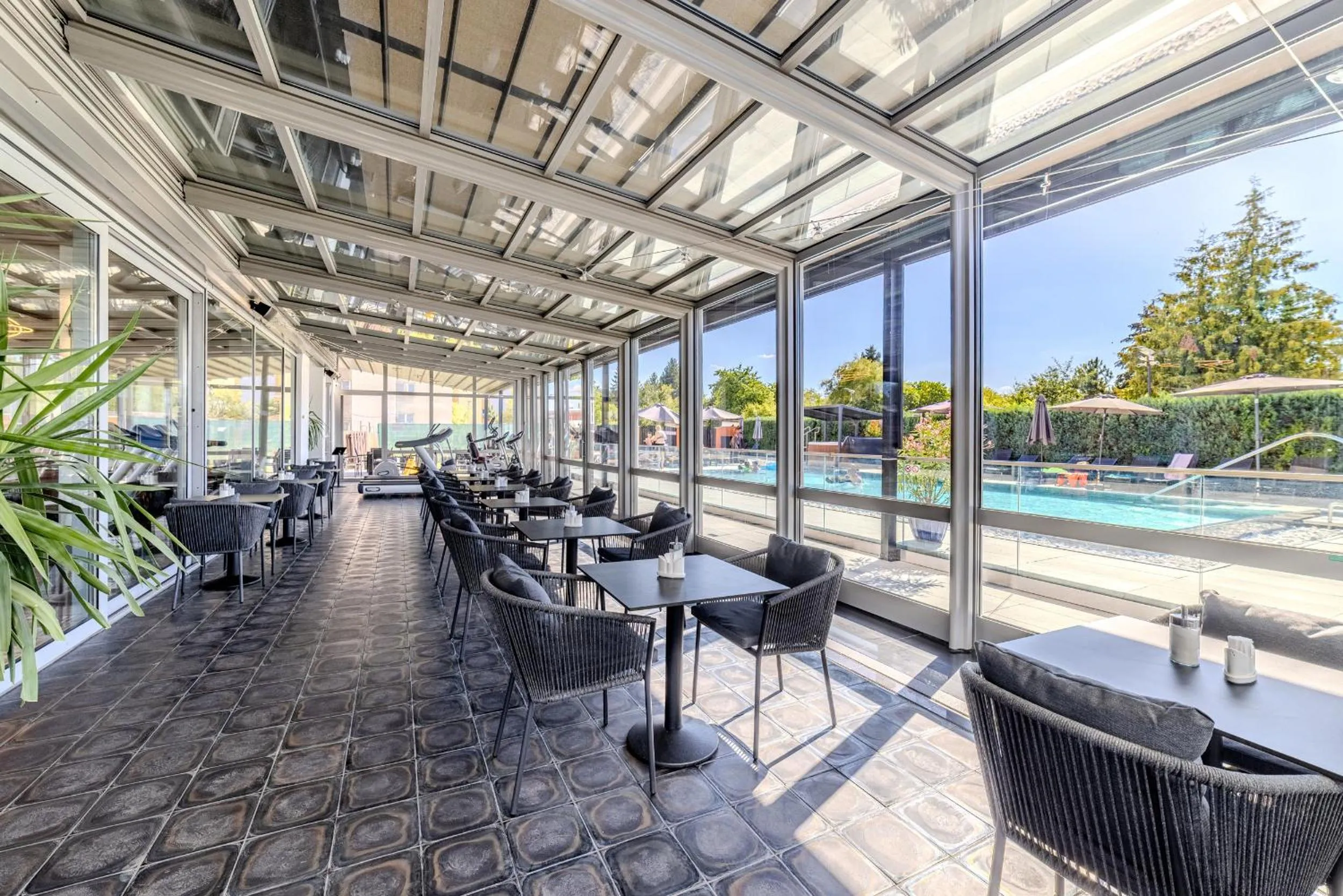 Restaurant/places to eat in Hotel Aura Design & Garden Pool