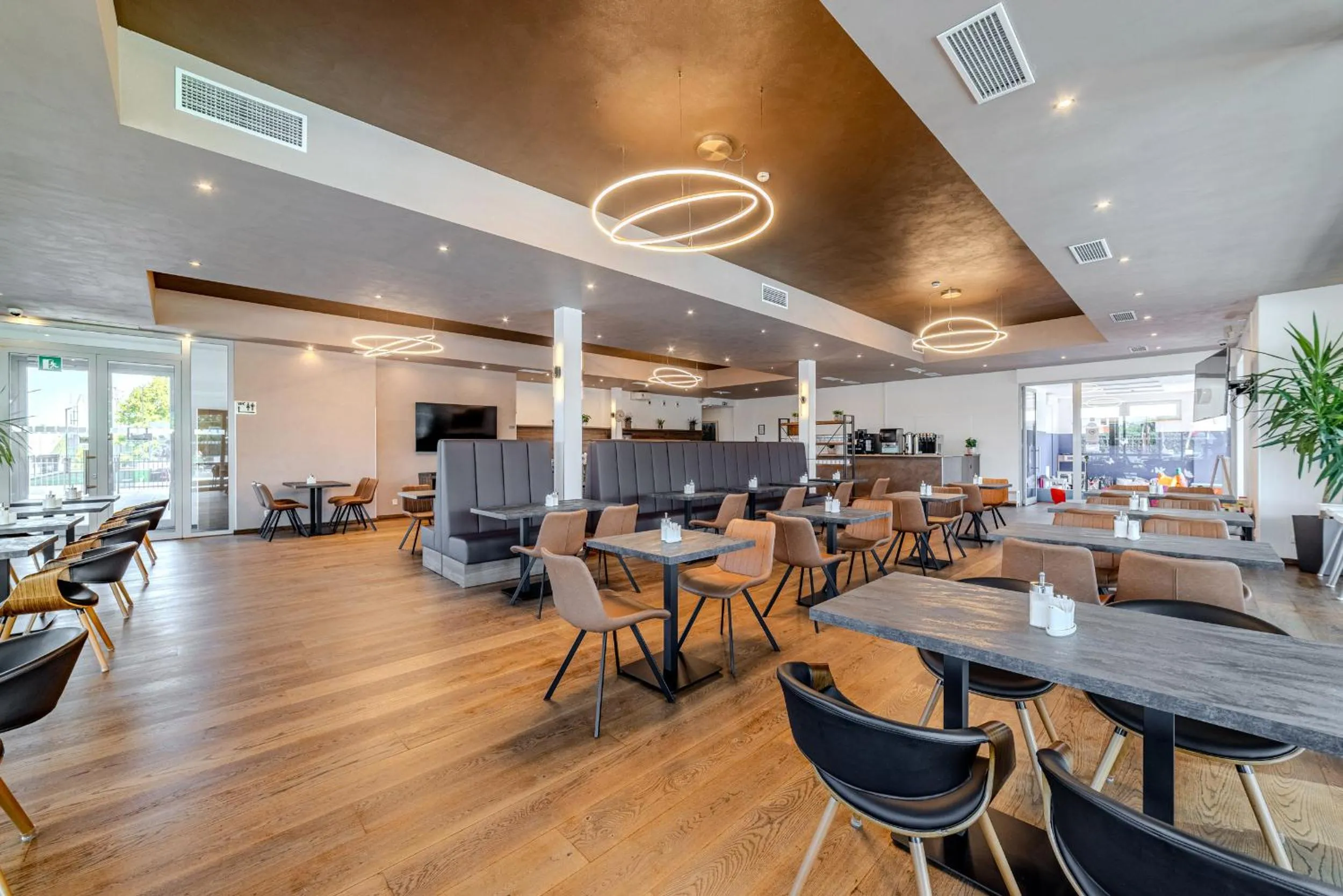 Restaurant/places to eat in Hotel Aura Design & Garden Pool