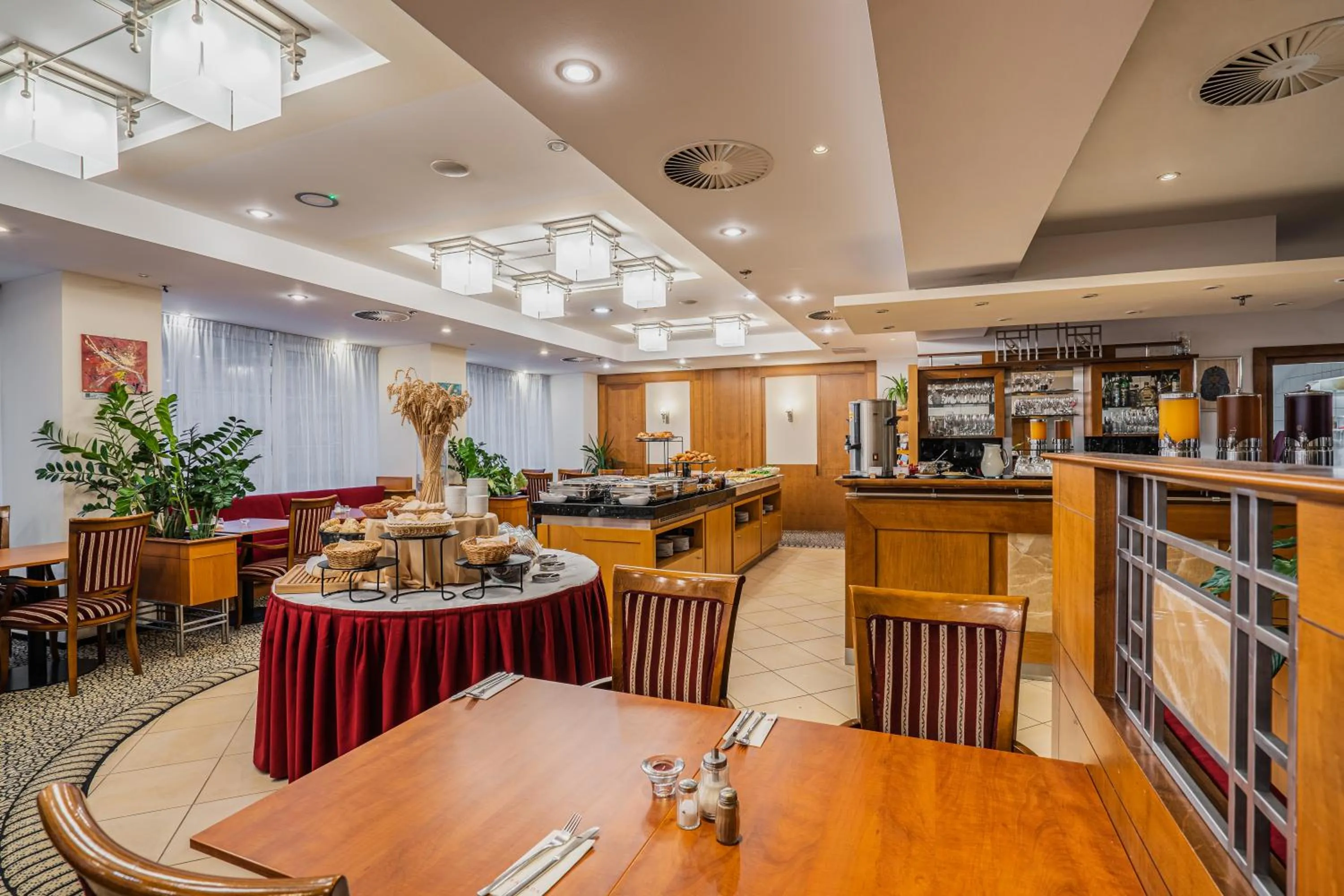 Restaurant/places to eat in Ramada Prague City Centre