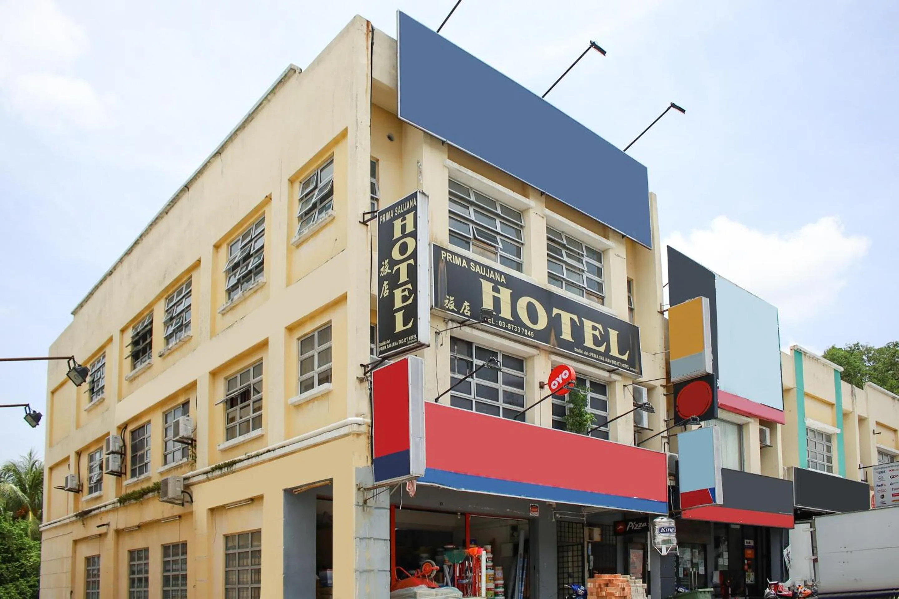 Facade/entrance in Hotel O Prima Saujana Budget Hotel