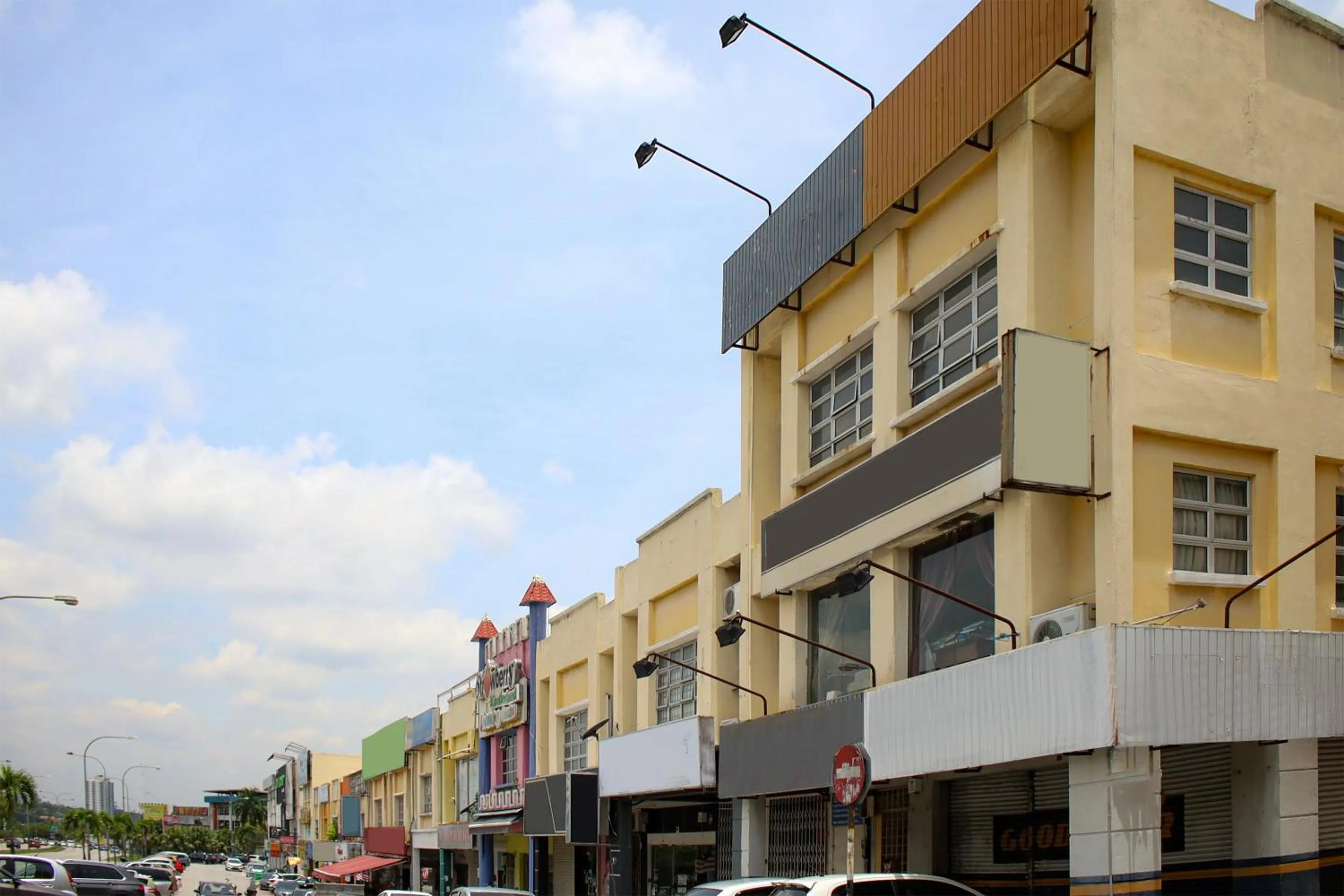Facade/entrance in Hotel O Prima Saujana Budget Hotel