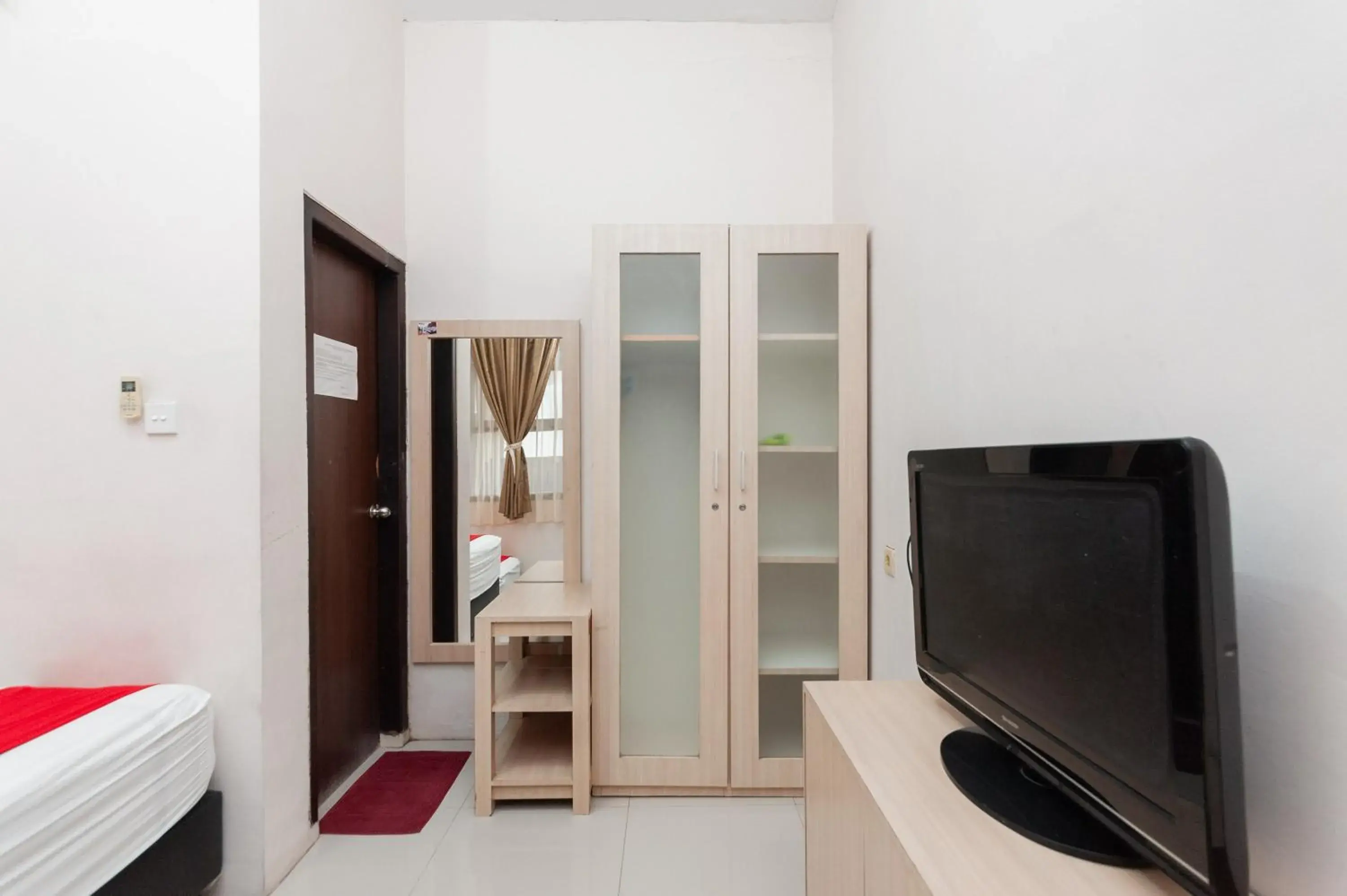 TV and multimedia, Bed in RedDoorz Syariah near Banda Aceh Convention Hall TV and multimedia, Bed in RedDoorz Syariah near Banda Aceh Convention Hall