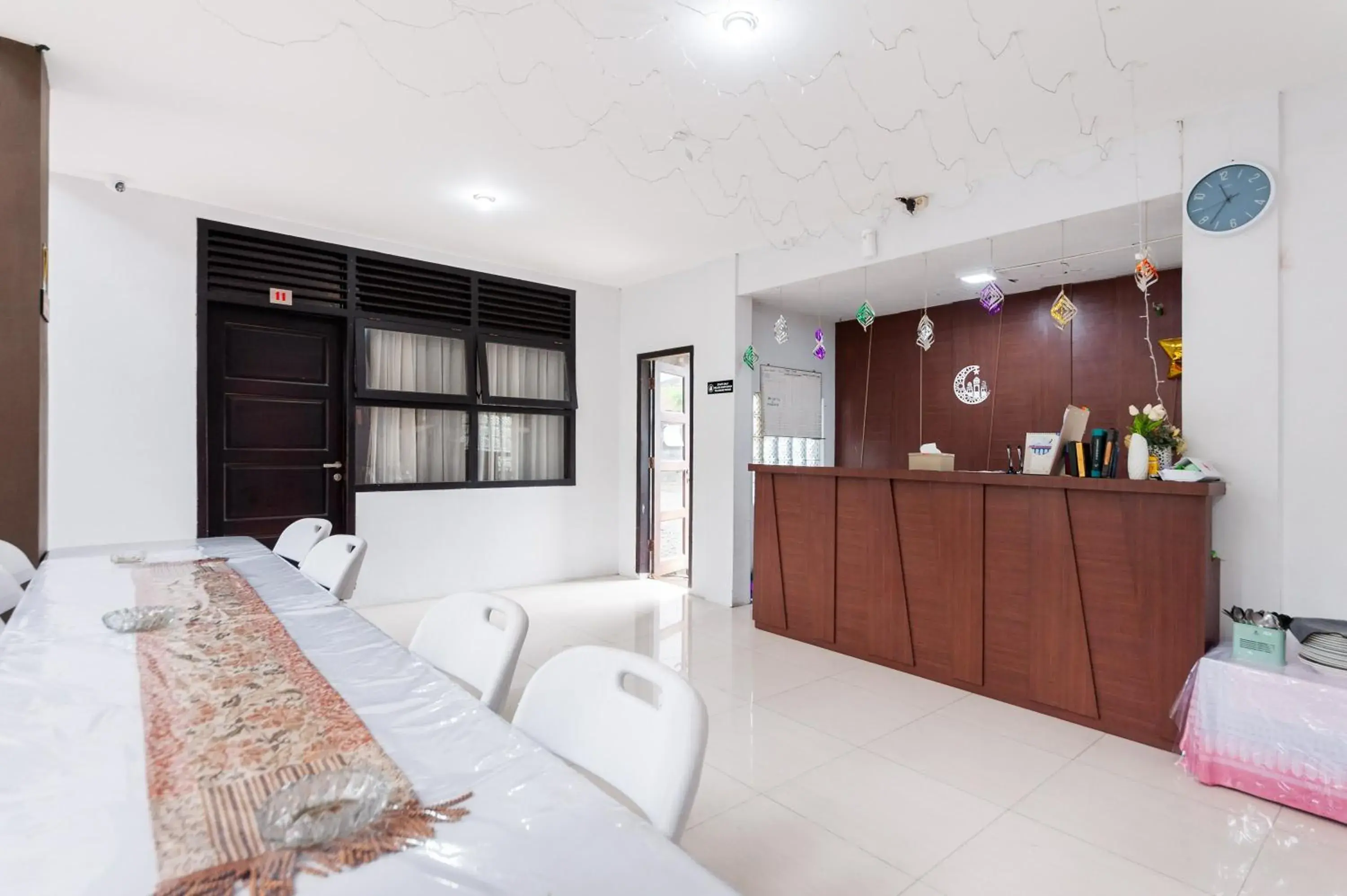 Lobby or reception in RedDoorz Syariah near Banda Aceh Convention Hall Lobby or reception in RedDoorz Syariah near Banda Aceh Convention Hall