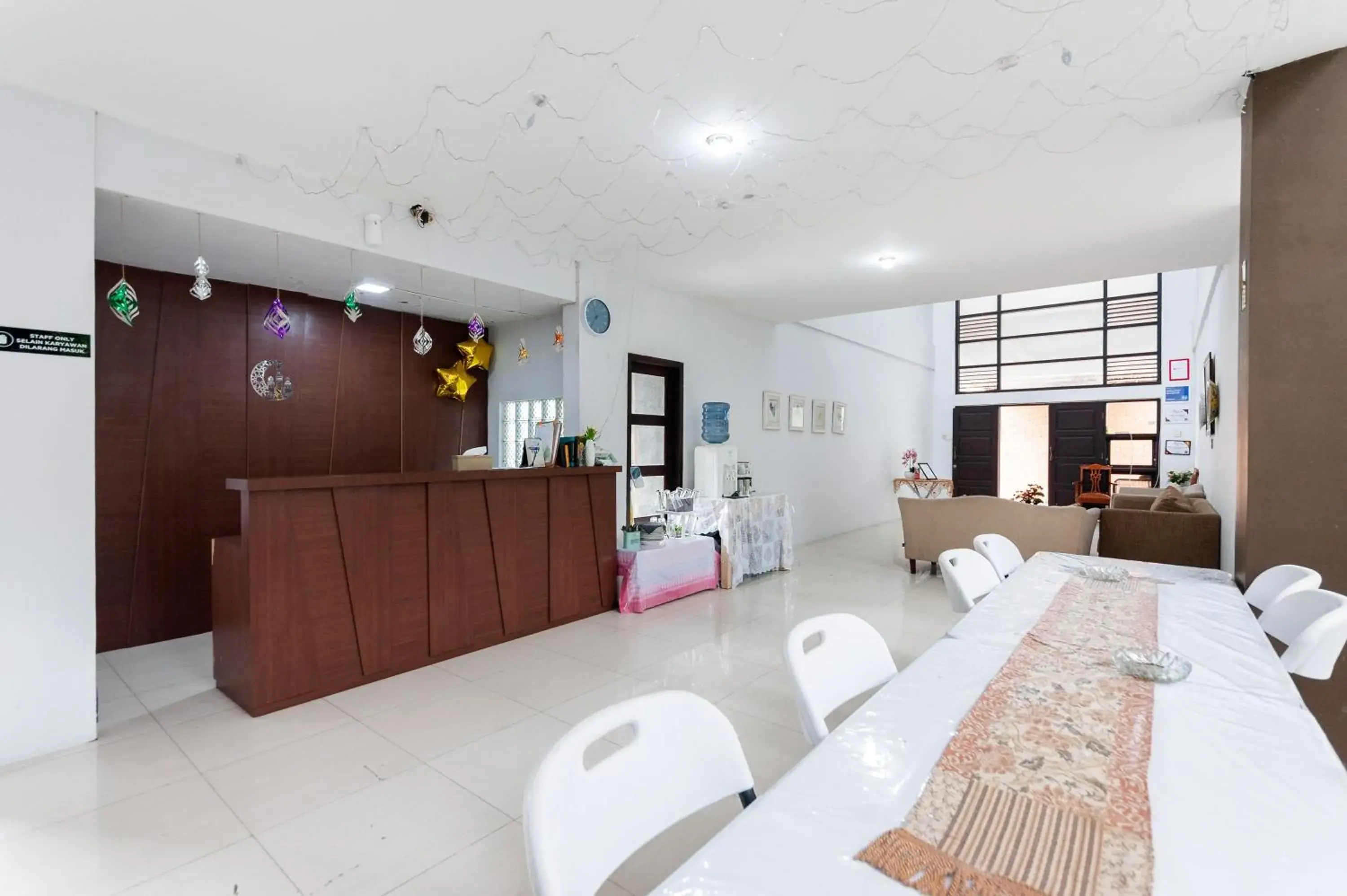 Lobby or reception in RedDoorz Syariah near Banda Aceh Convention Hall Lobby or reception in RedDoorz Syariah near Banda Aceh Convention Hall