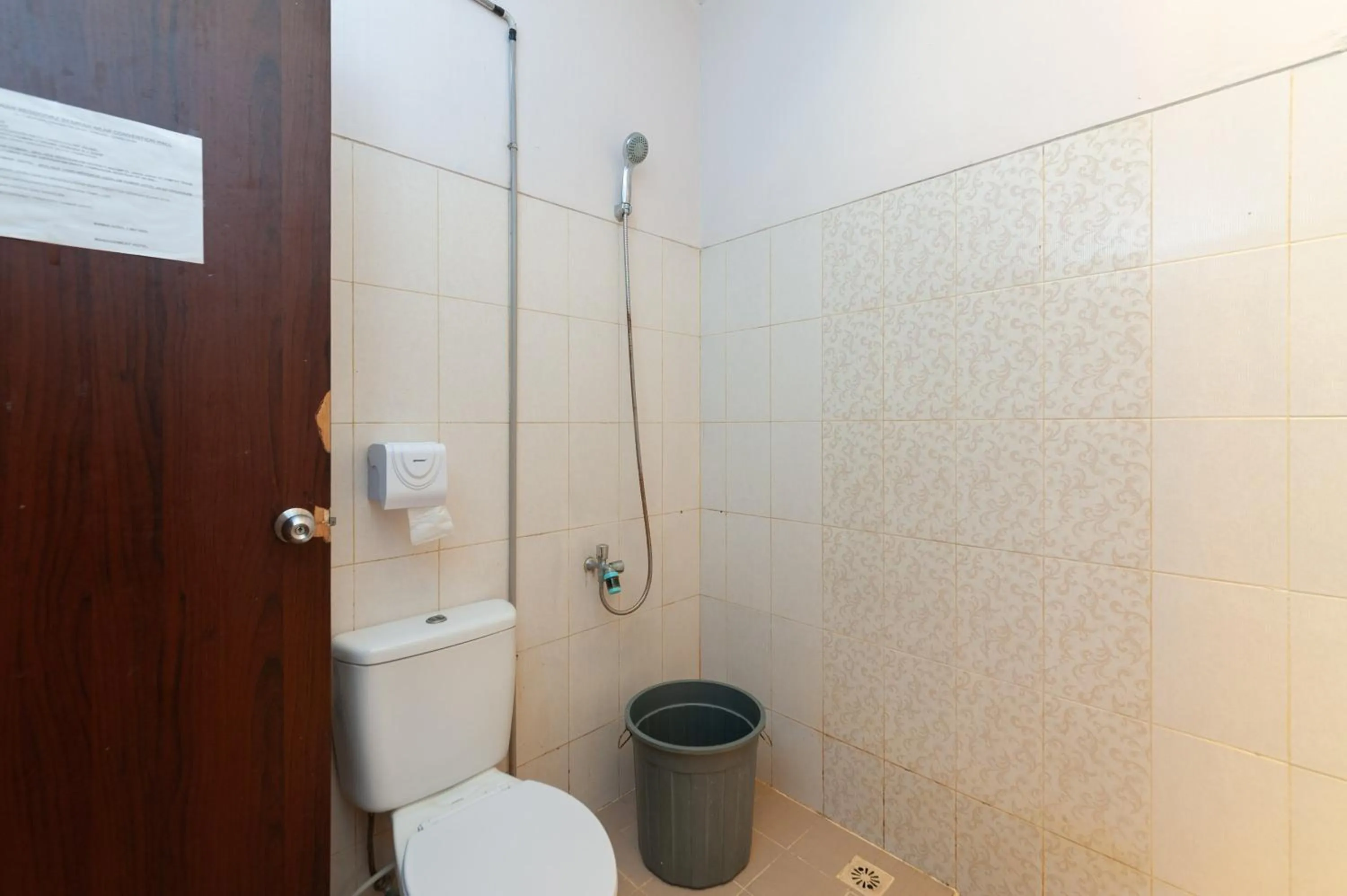 Bathroom in RedDoorz Syariah near Banda Aceh Convention Hall