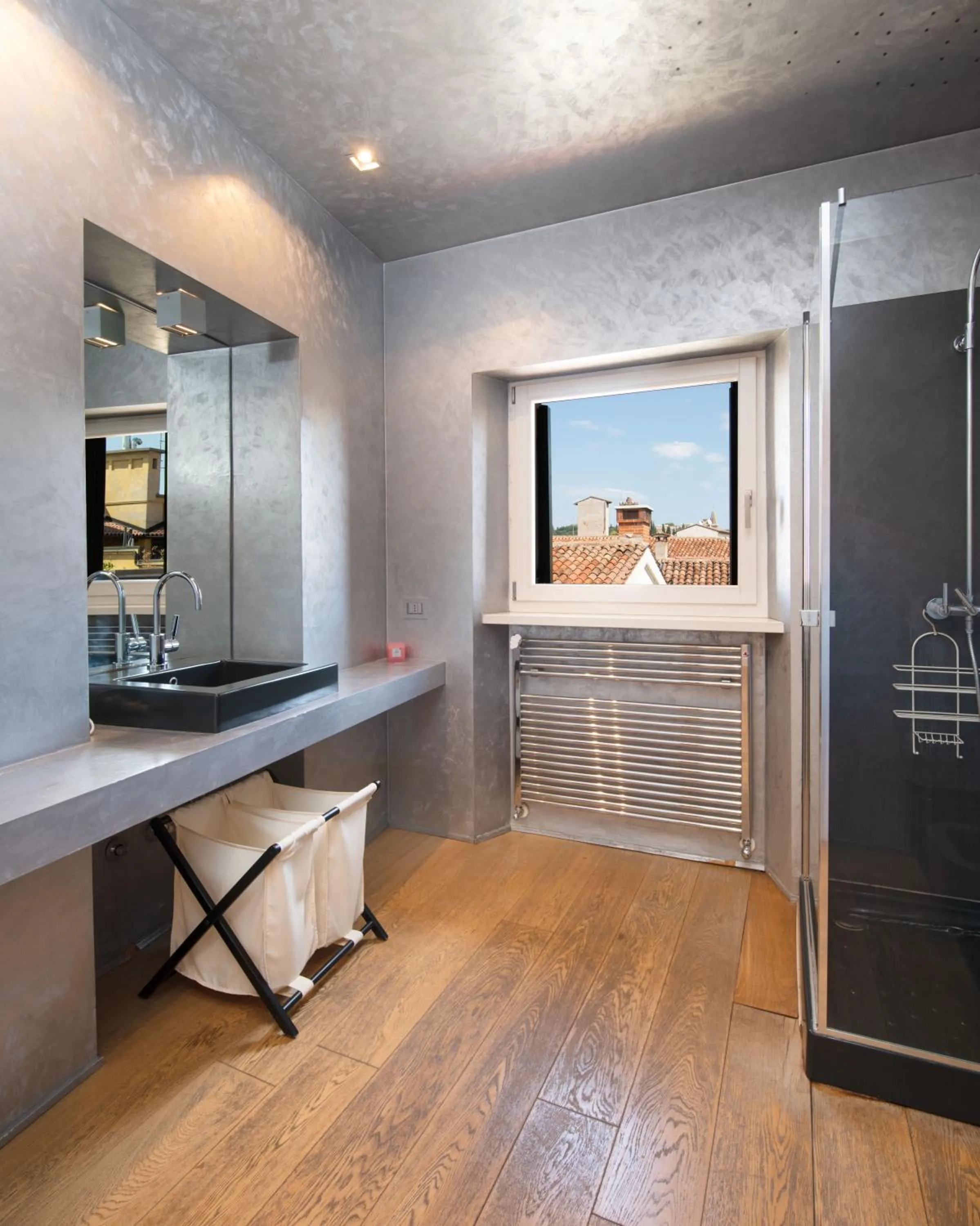 Bathroom in Stunning top floor flat in the heart of Verona