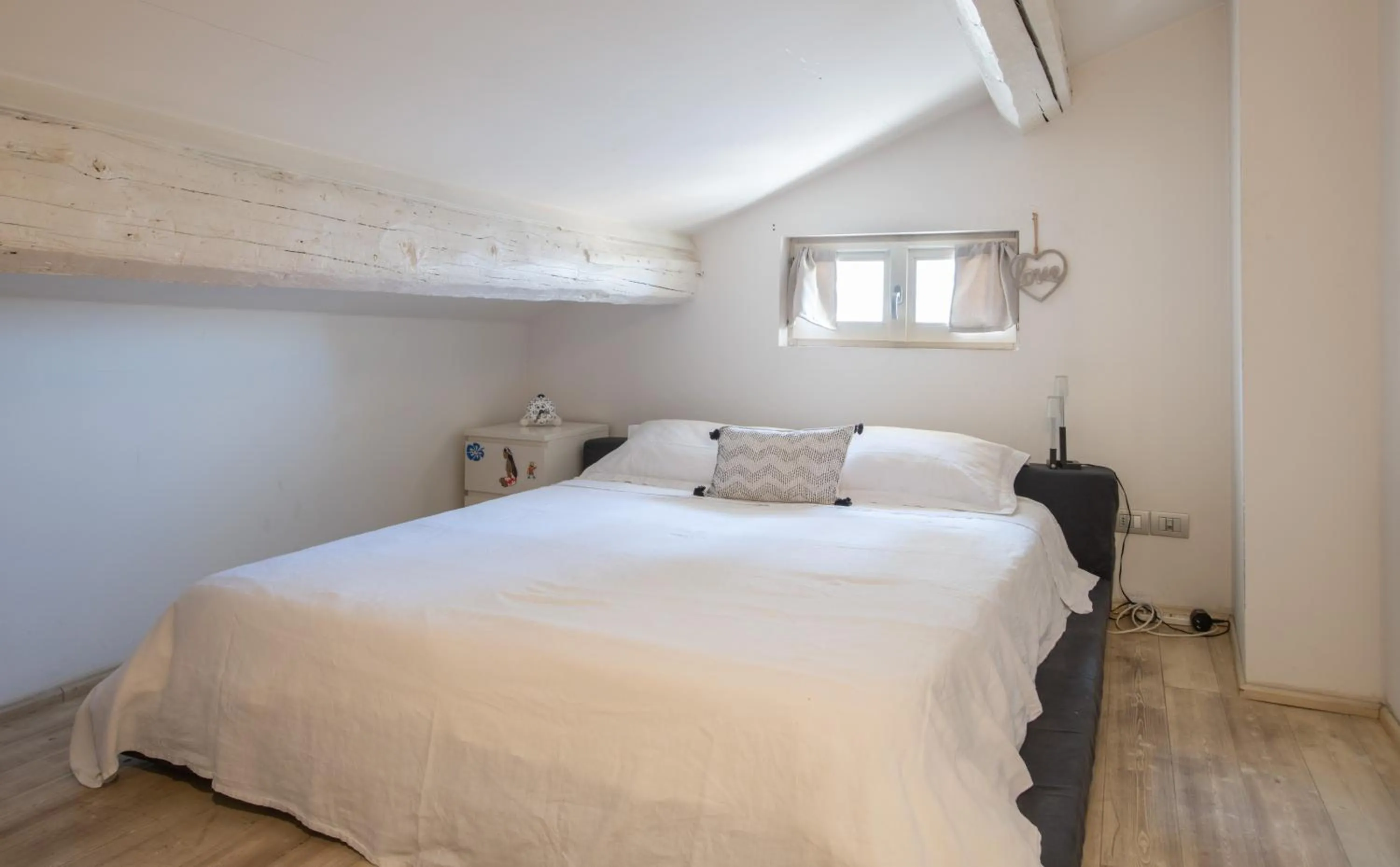 Bedroom, Bed in Stunning top floor flat in the heart of Verona
