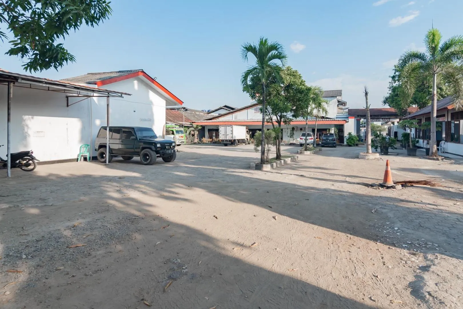 Parking in Hotel Markoni Pamanukan Mitra RedDoorz