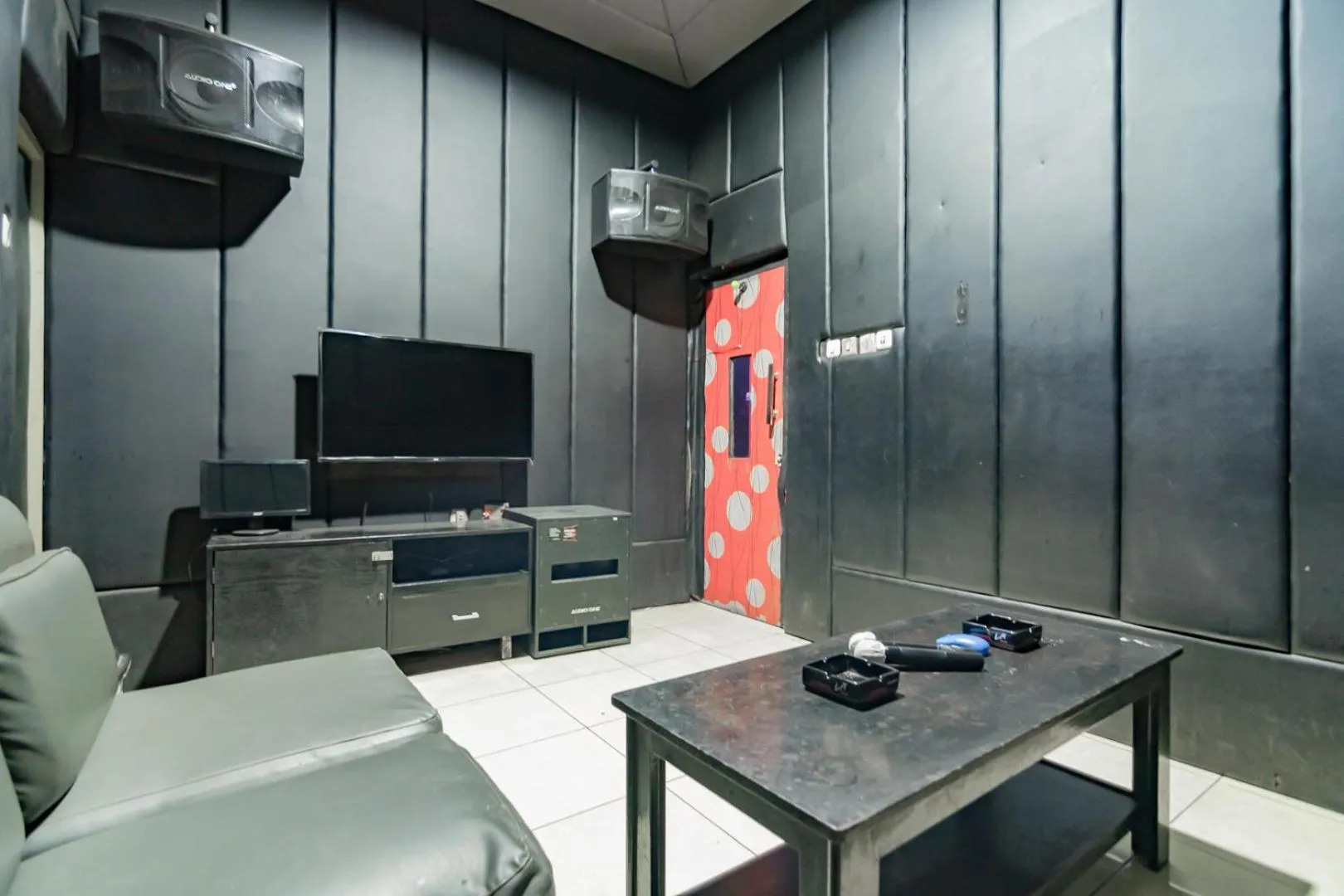 Karaoke in Hotel Markoni Pamanukan Mitra RedDoorz