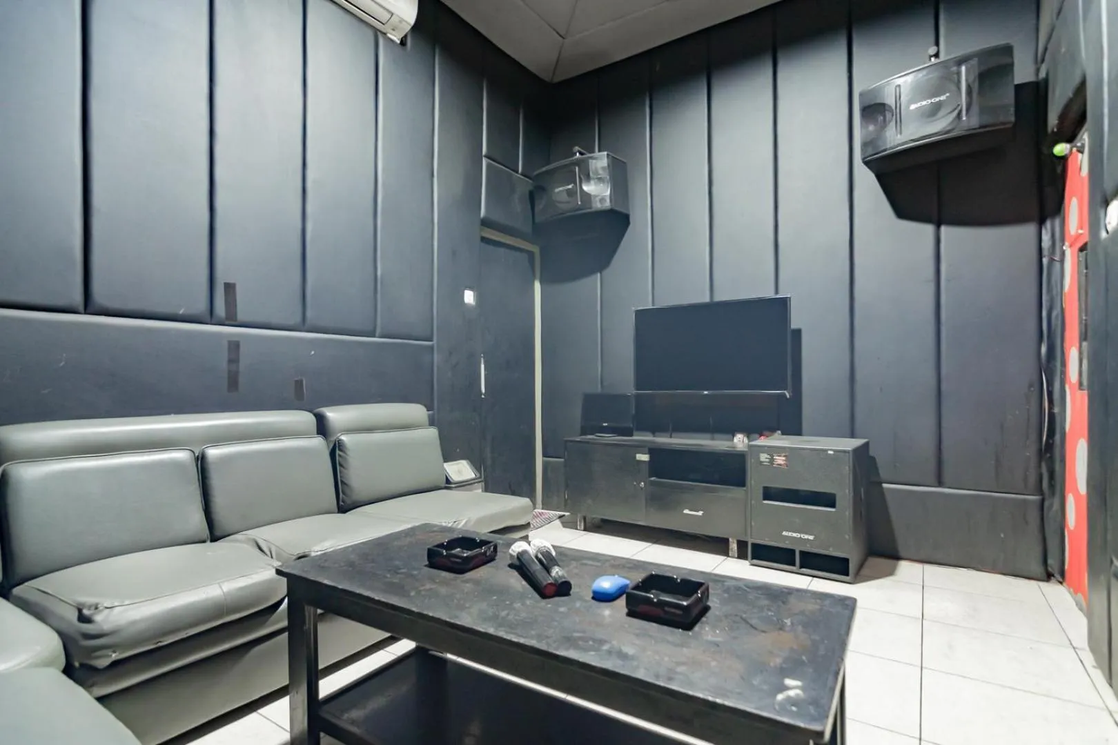 Karaoke in Hotel Markoni Pamanukan Mitra RedDoorz