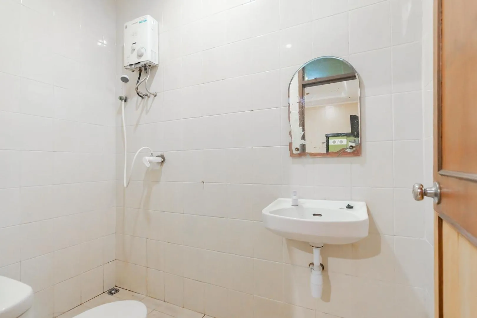 Bathroom in Hotel Markoni Pamanukan Mitra RedDoorz