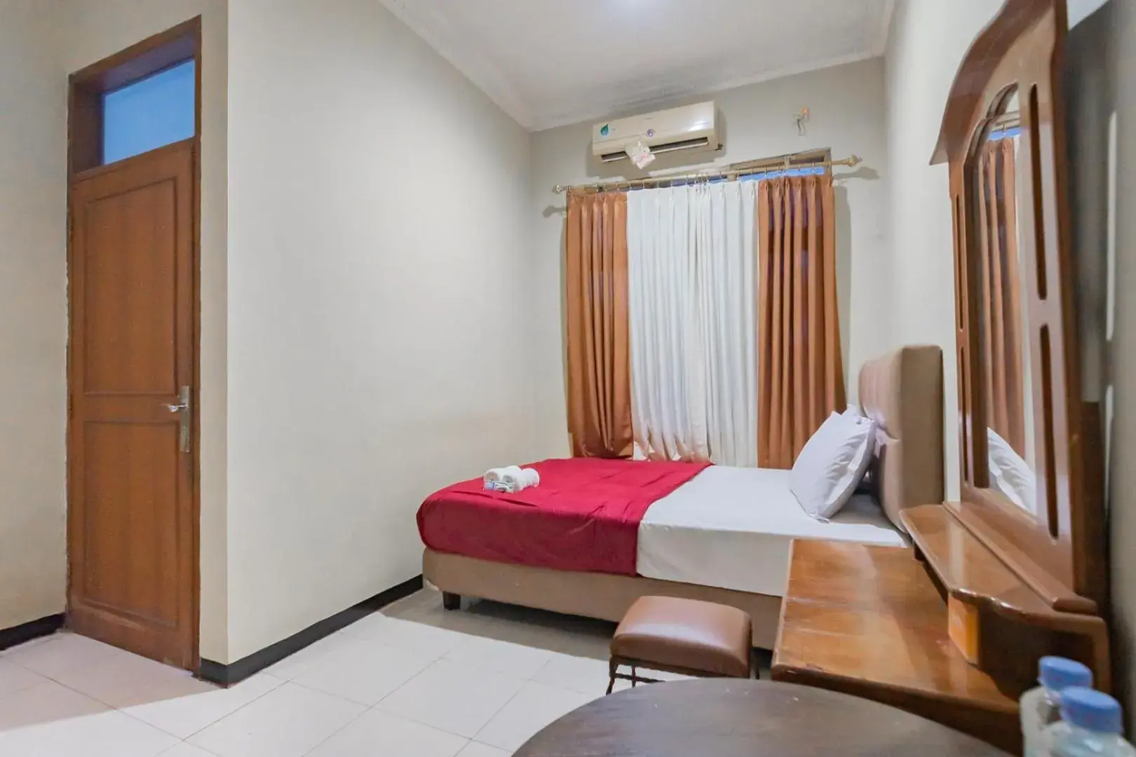 Bedroom, Bed in Hotel Markoni Pamanukan Mitra RedDoorz Bedroom, Bed in Hotel Markoni Pamanukan Mitra RedDoorz