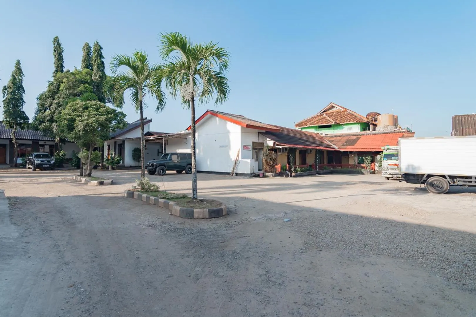 Parking in Hotel Markoni Pamanukan Mitra RedDoorz