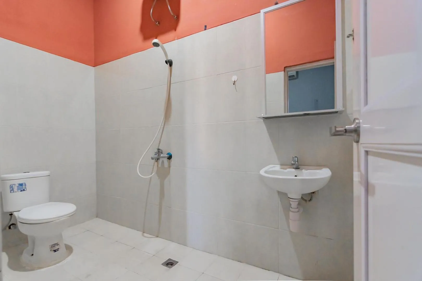 Bathroom in Hotel Markoni Pamanukan Mitra RedDoorz