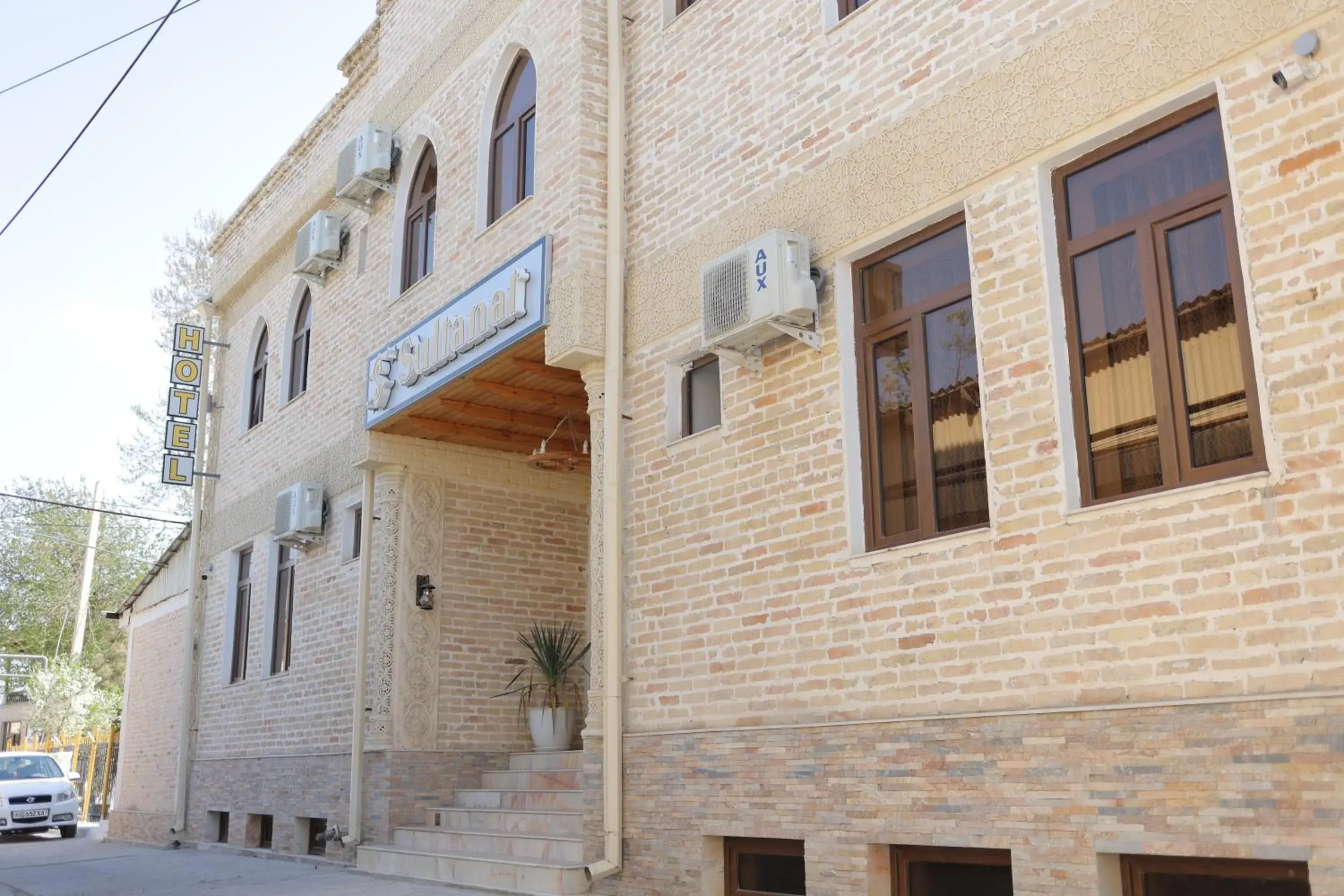 Facade/entrance in Sultanat Hotel Facade/entrance in Sultanat Hotel