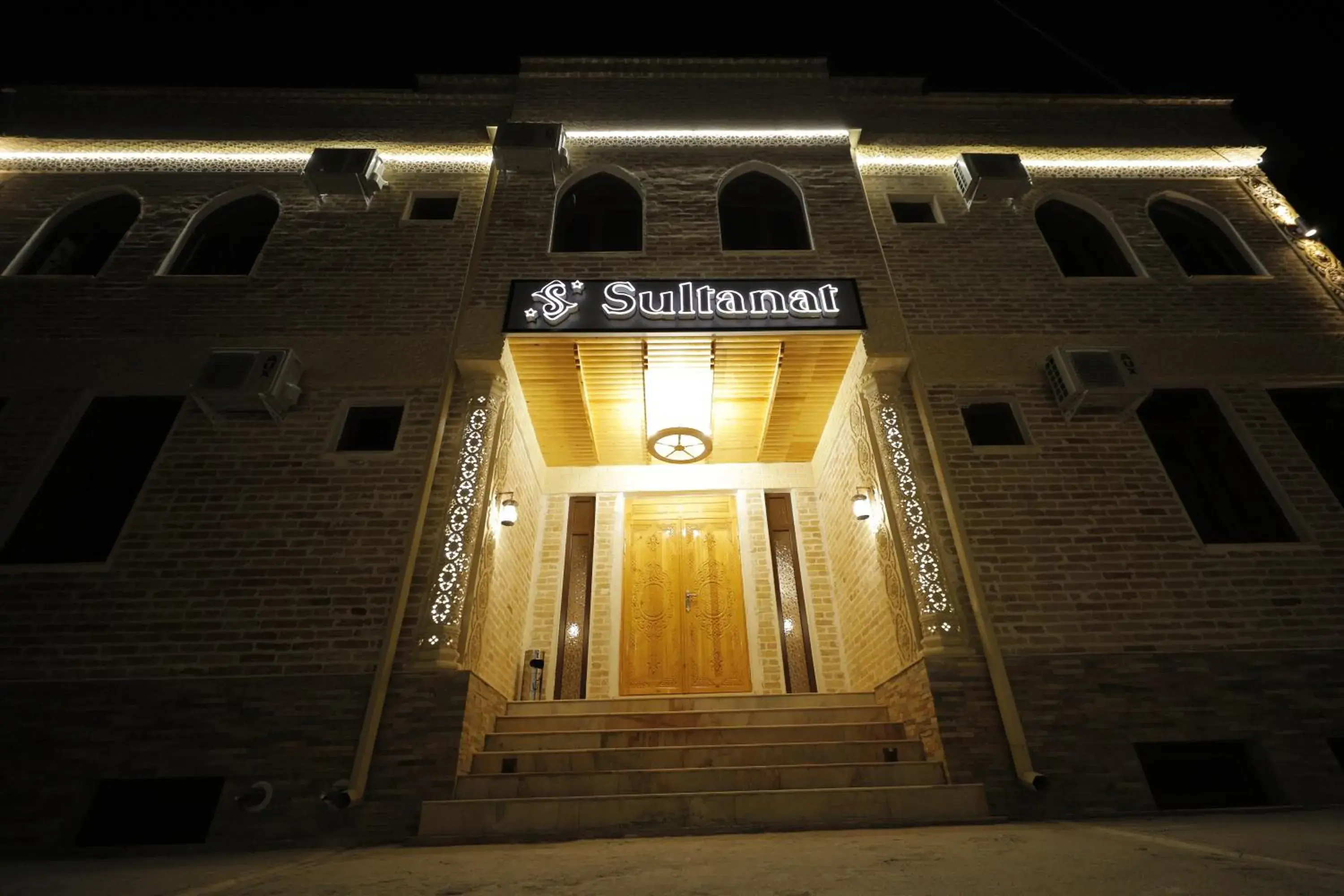 Facade/entrance in Sultanat Hotel Facade/entrance in Sultanat Hotel