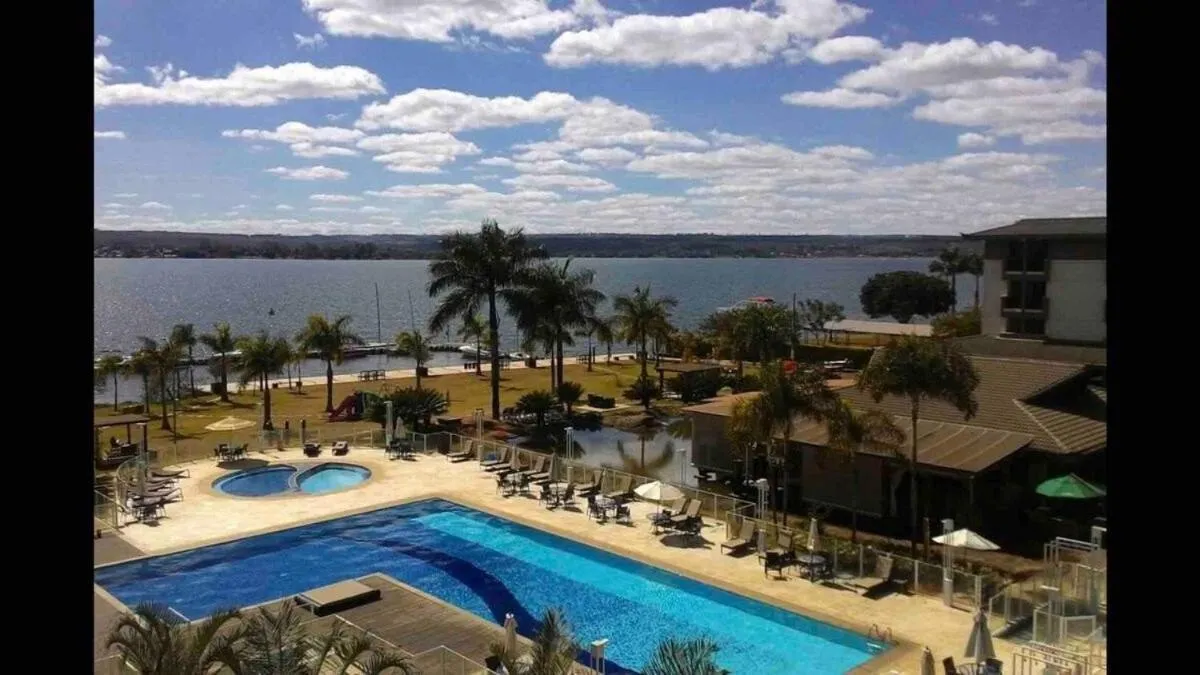 Swimming pool in Life Resort beira lago próx a esplanada