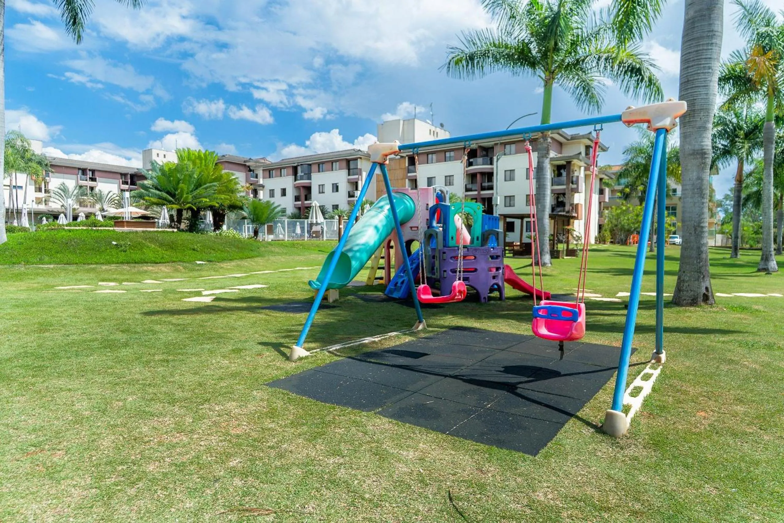 Life Resort beira lago próx a esplanada