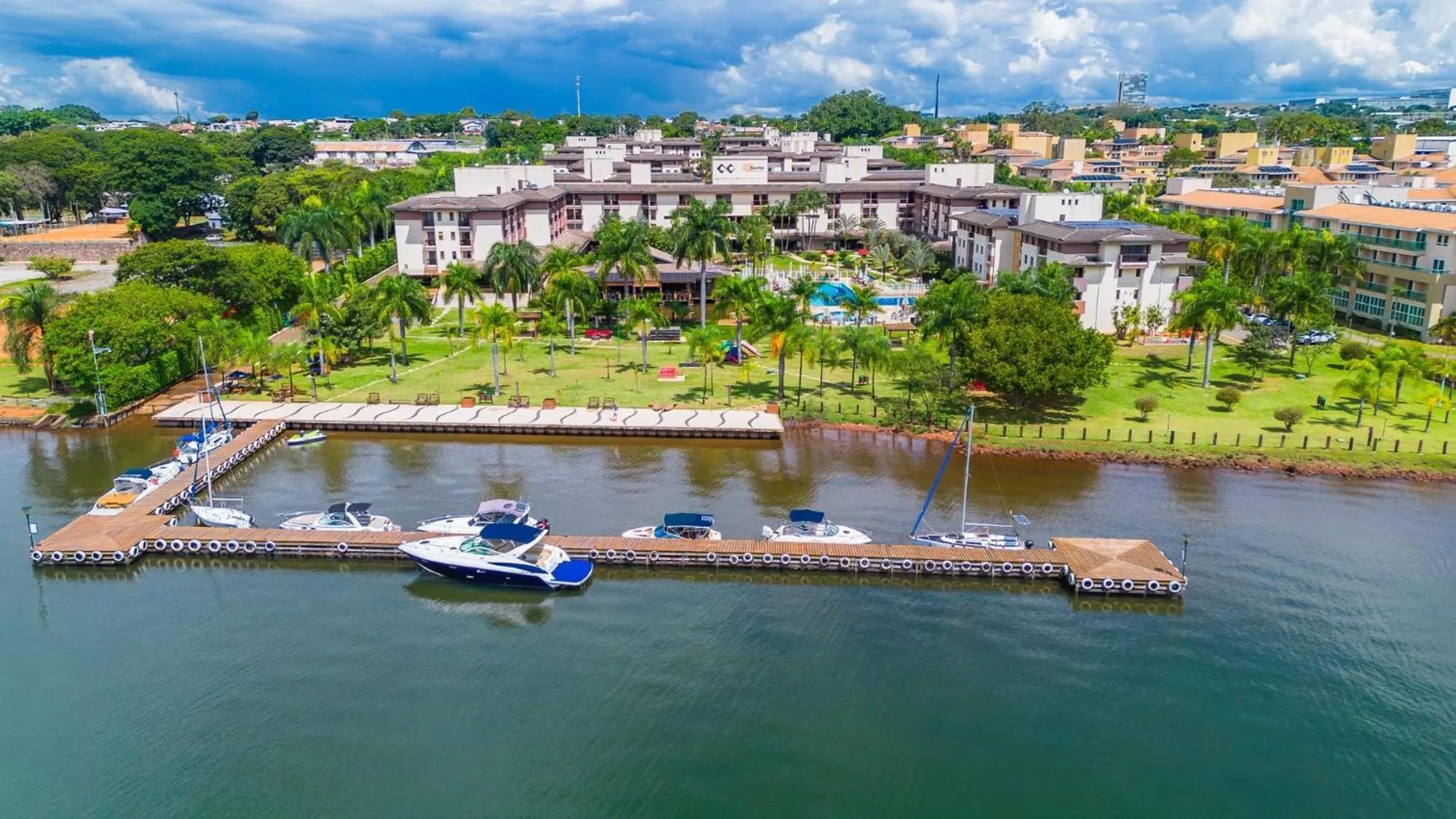 Life Resort beira lago próx a esplanada