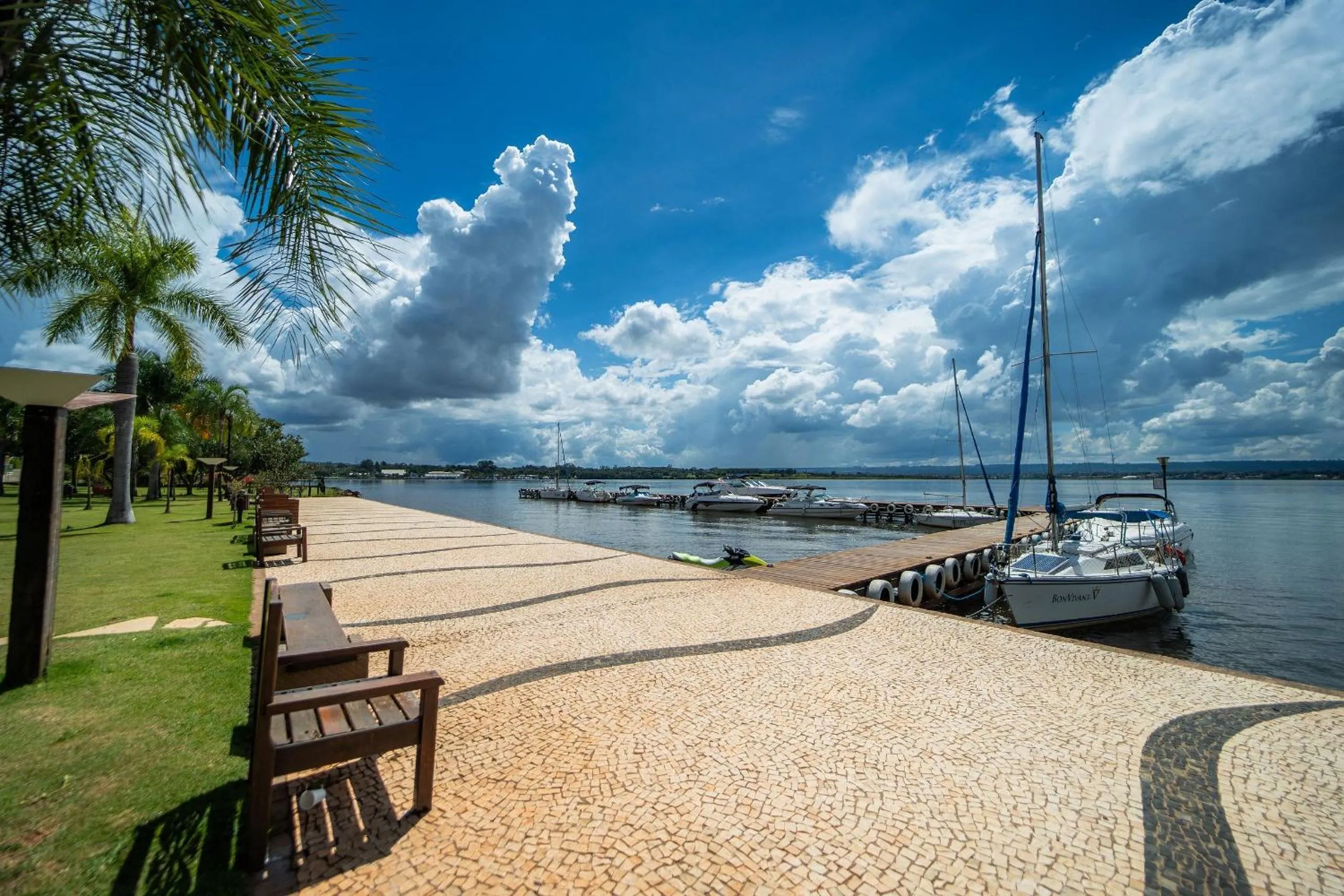 Life Resort beira lago próx a esplanada