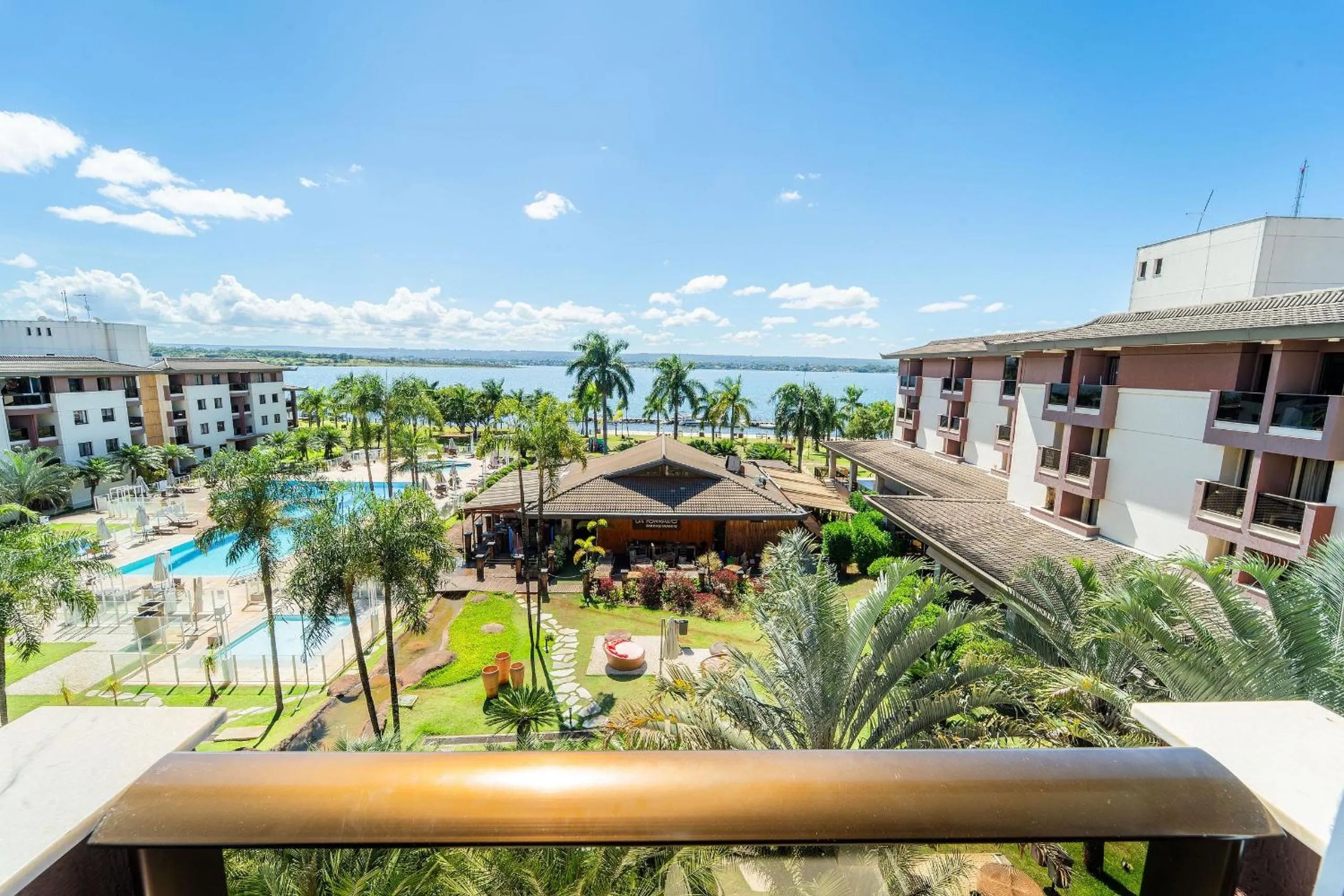 Life Resort beira lago próx a esplanada