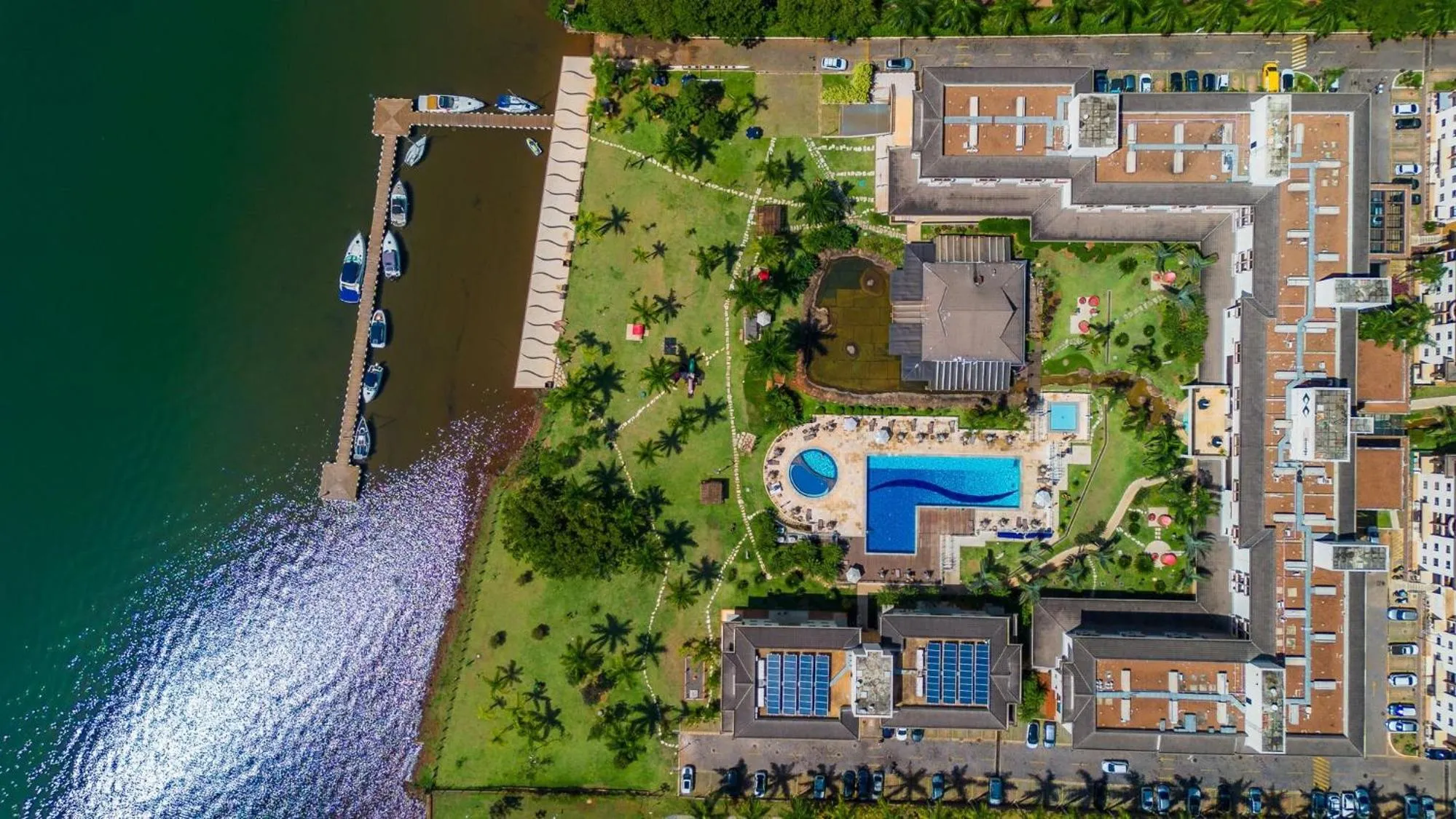 Life Resort beira lago próx a esplanada