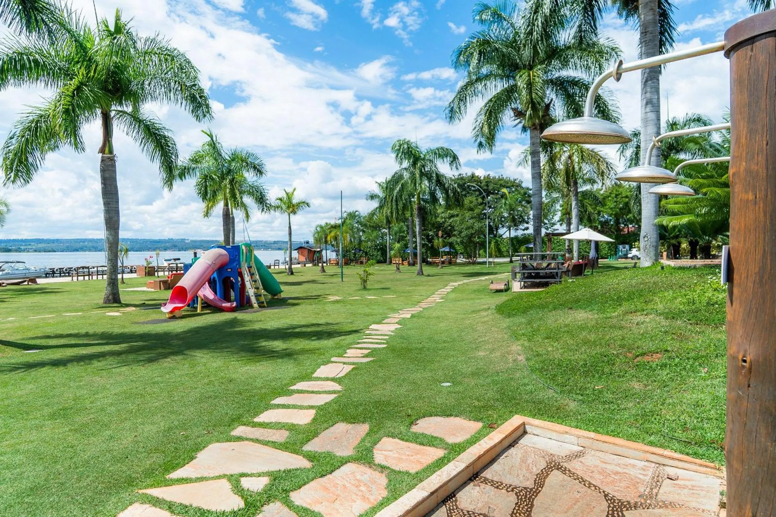 Life Resort beira lago próx a esplanada
