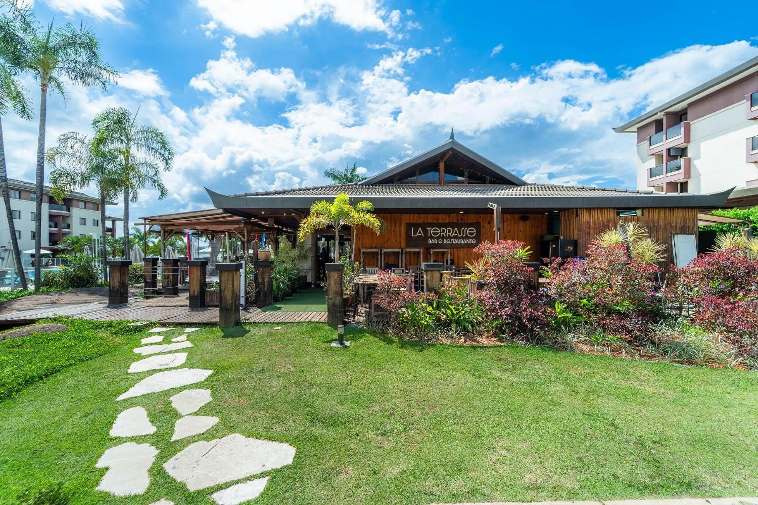 Life Resort beira lago próx a esplanada