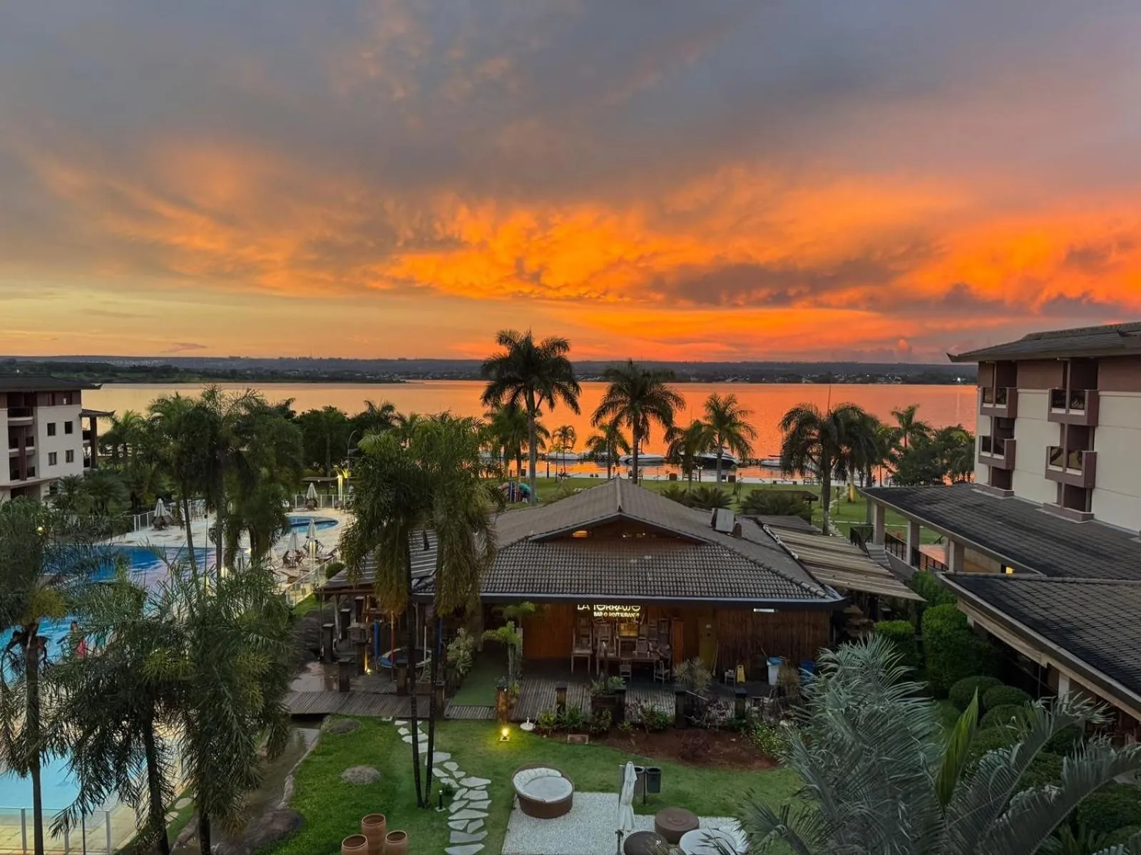 Sunset in Life Resort beira lago próx a esplanada