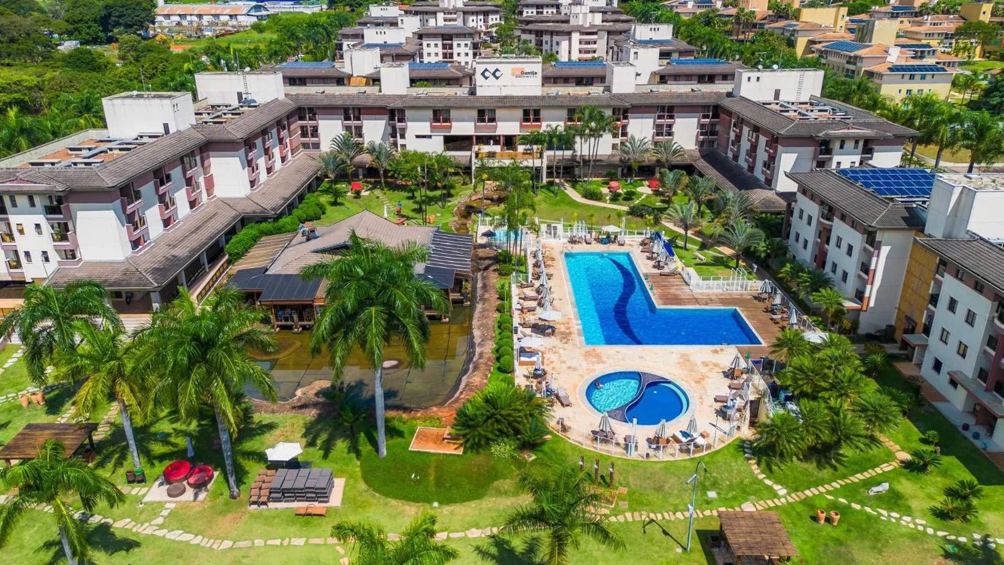 Life Resort beira lago próx a esplanada