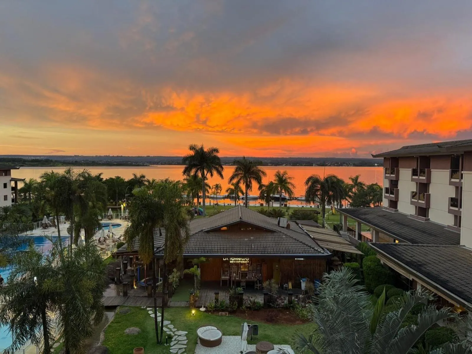 Sunset in Life Resort beira lago próx a esplanada