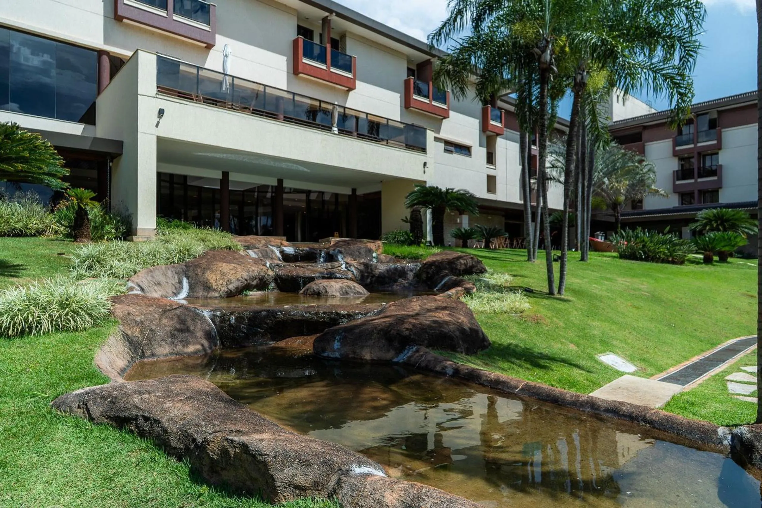 Life Resort beira lago próx a esplanada