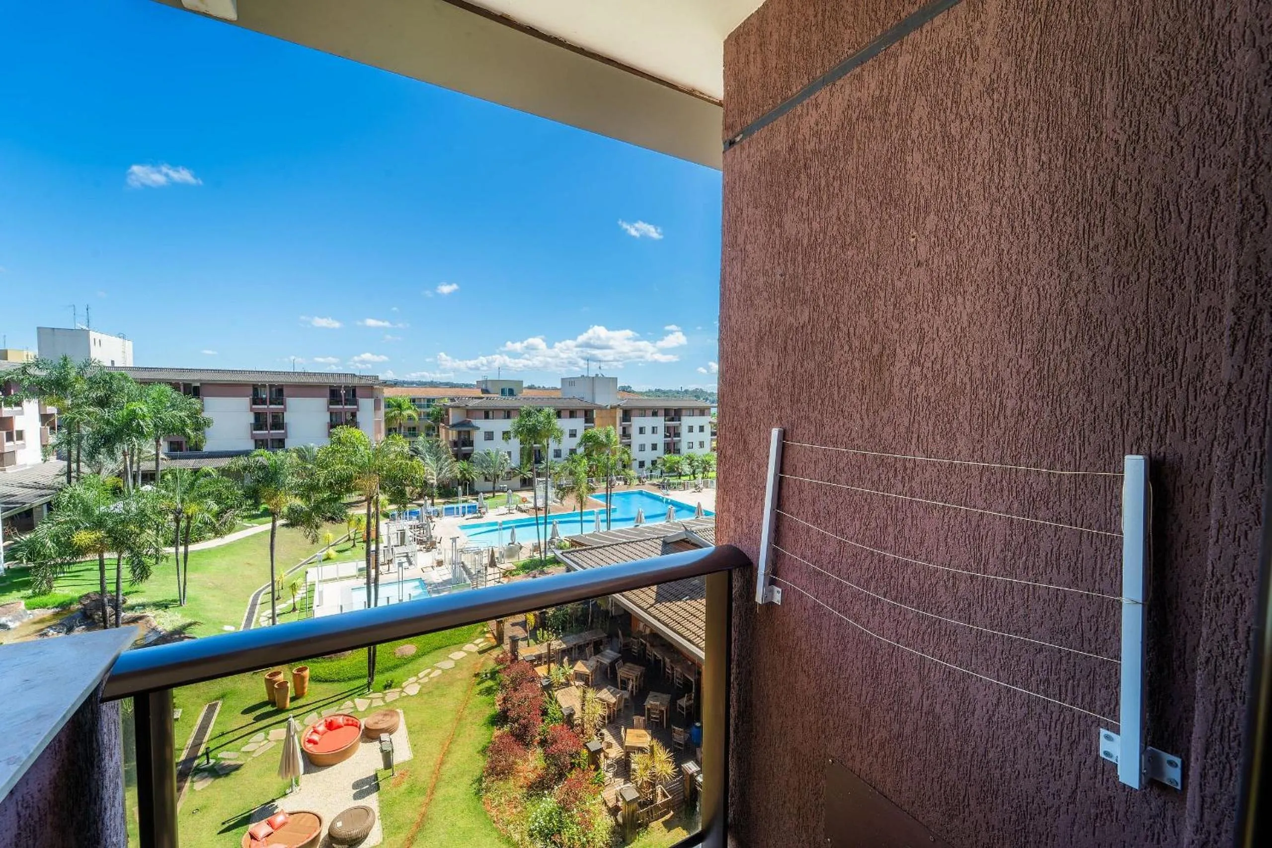 Life Resort beira lago próx a esplanada