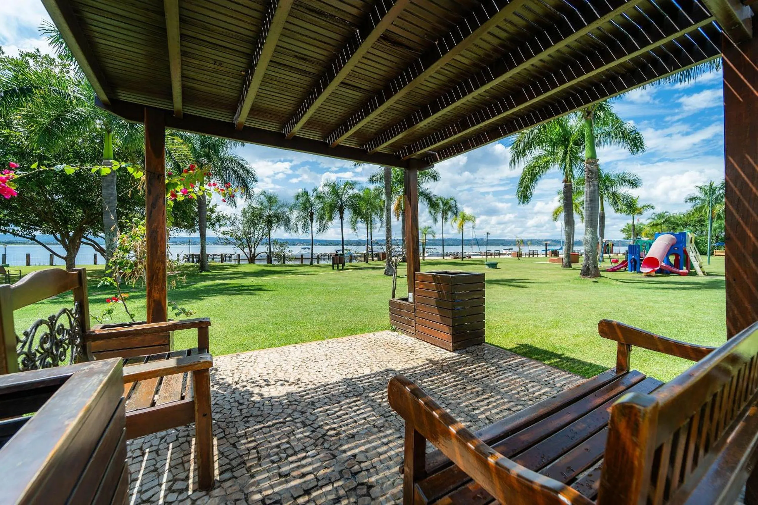 Life Resort beira lago próx a esplanada