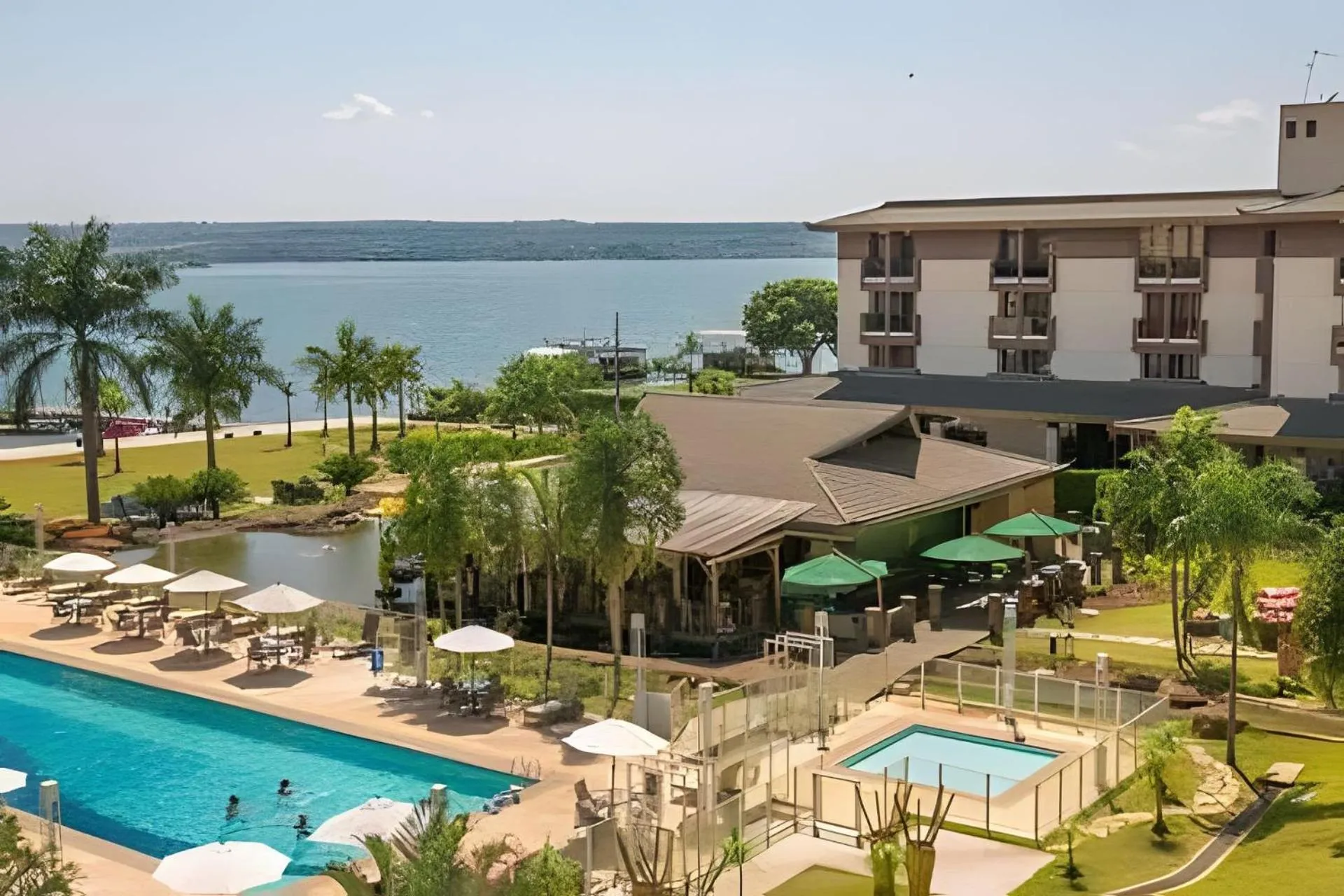 Swimming pool in Life Resort beira lago próx a esplanada