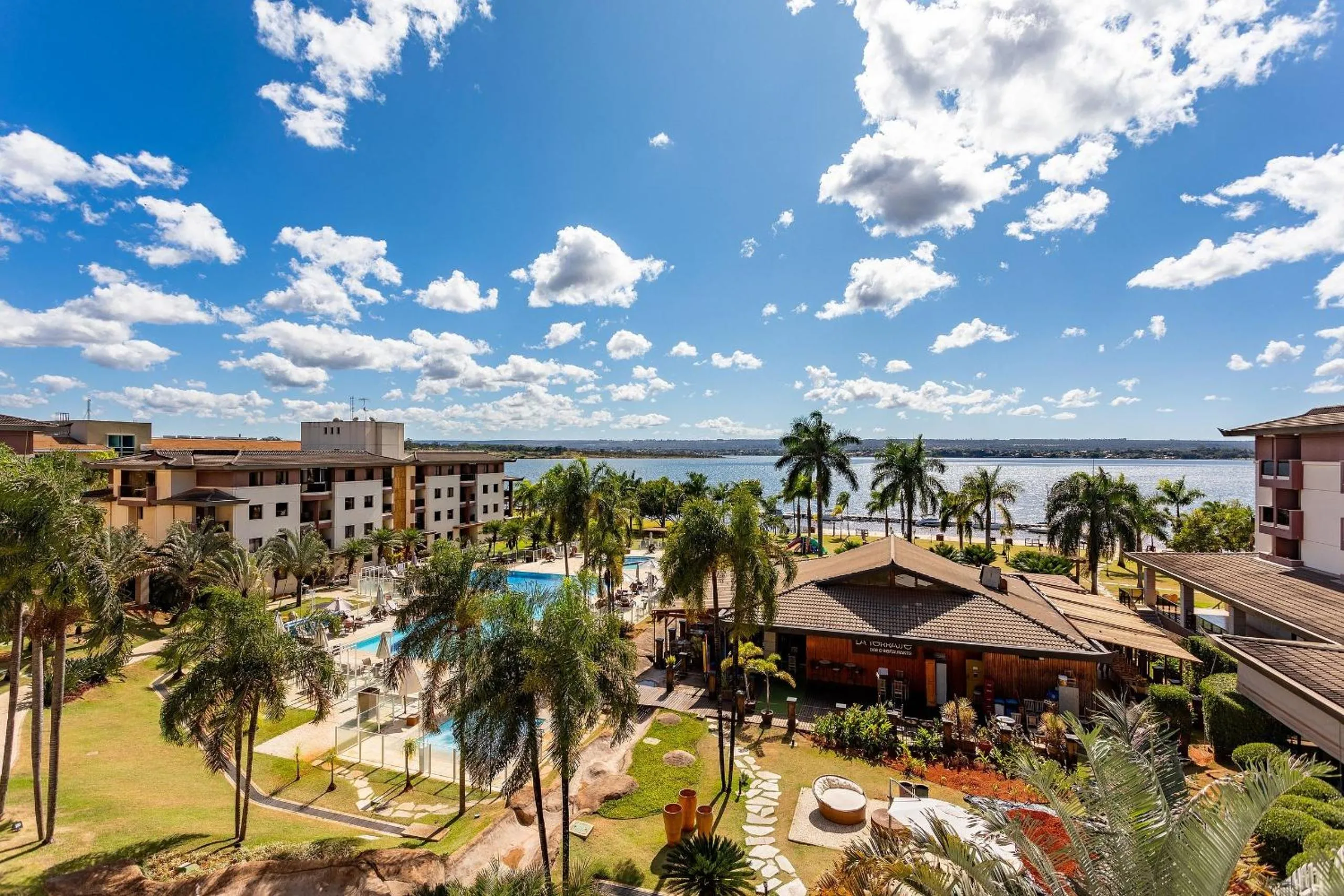 Life Resort beira lago próx a esplanada