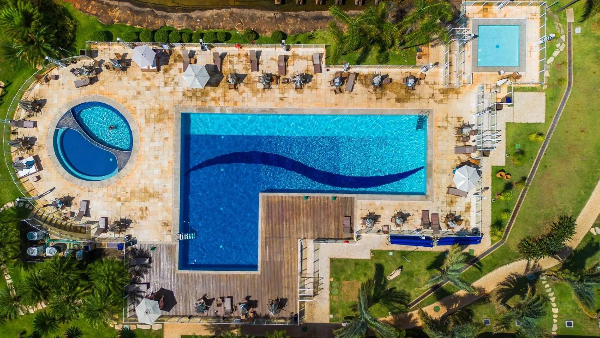 Life Resort beira lago próx a esplanada