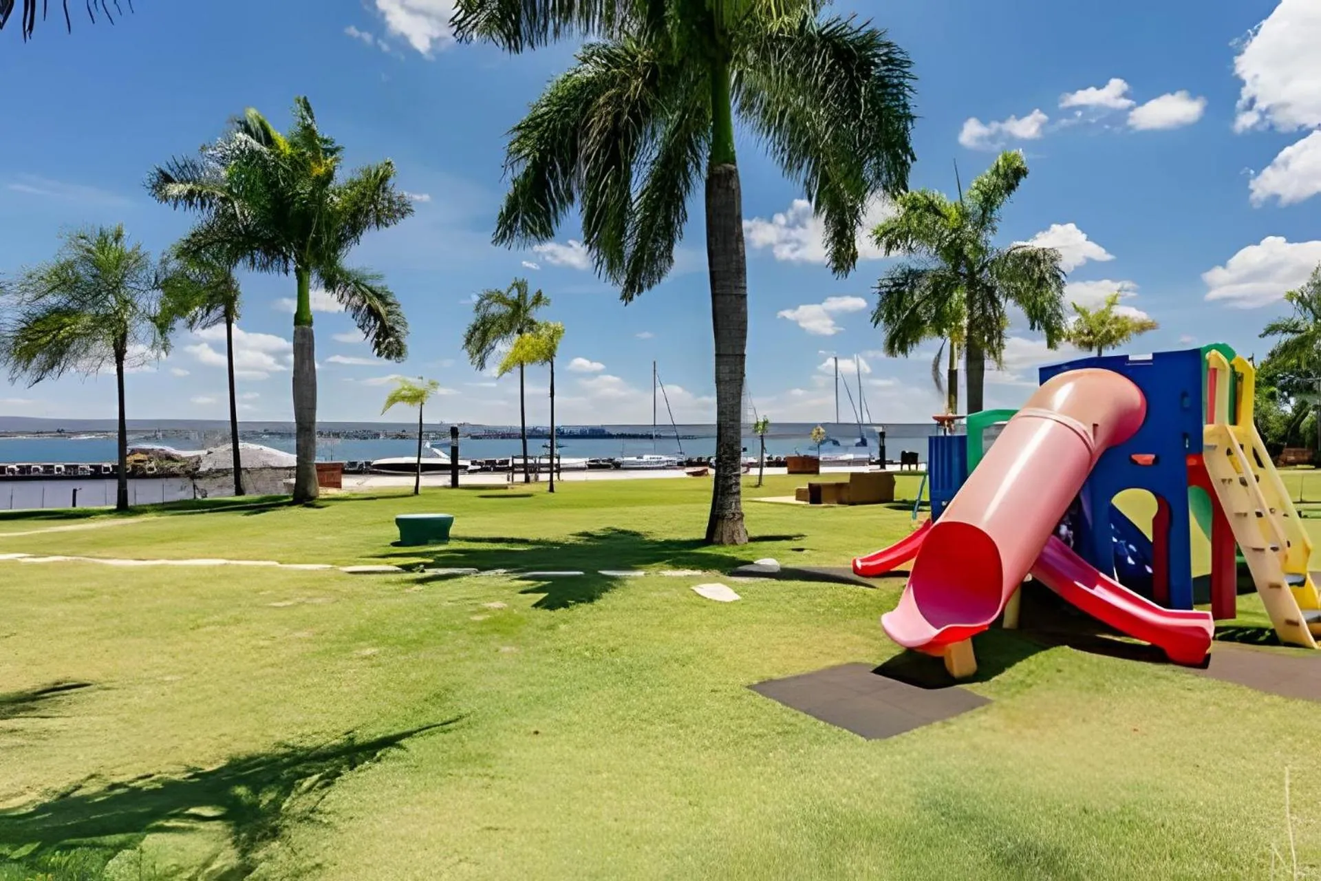 Children play ground in Life Resort beira lago próx a esplanada