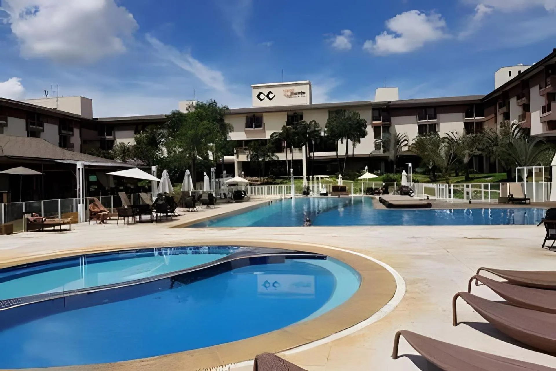 Swimming pool in Life Resort beira lago próx a esplanada