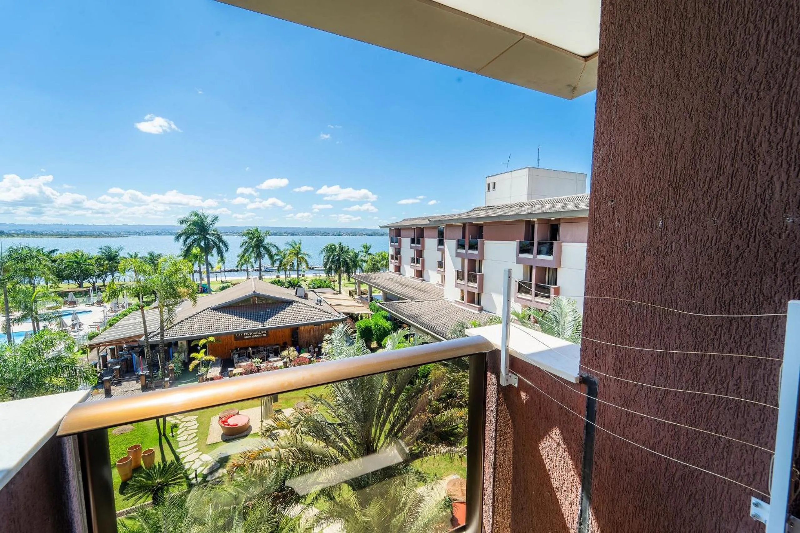 Life Resort beira lago próx a esplanada