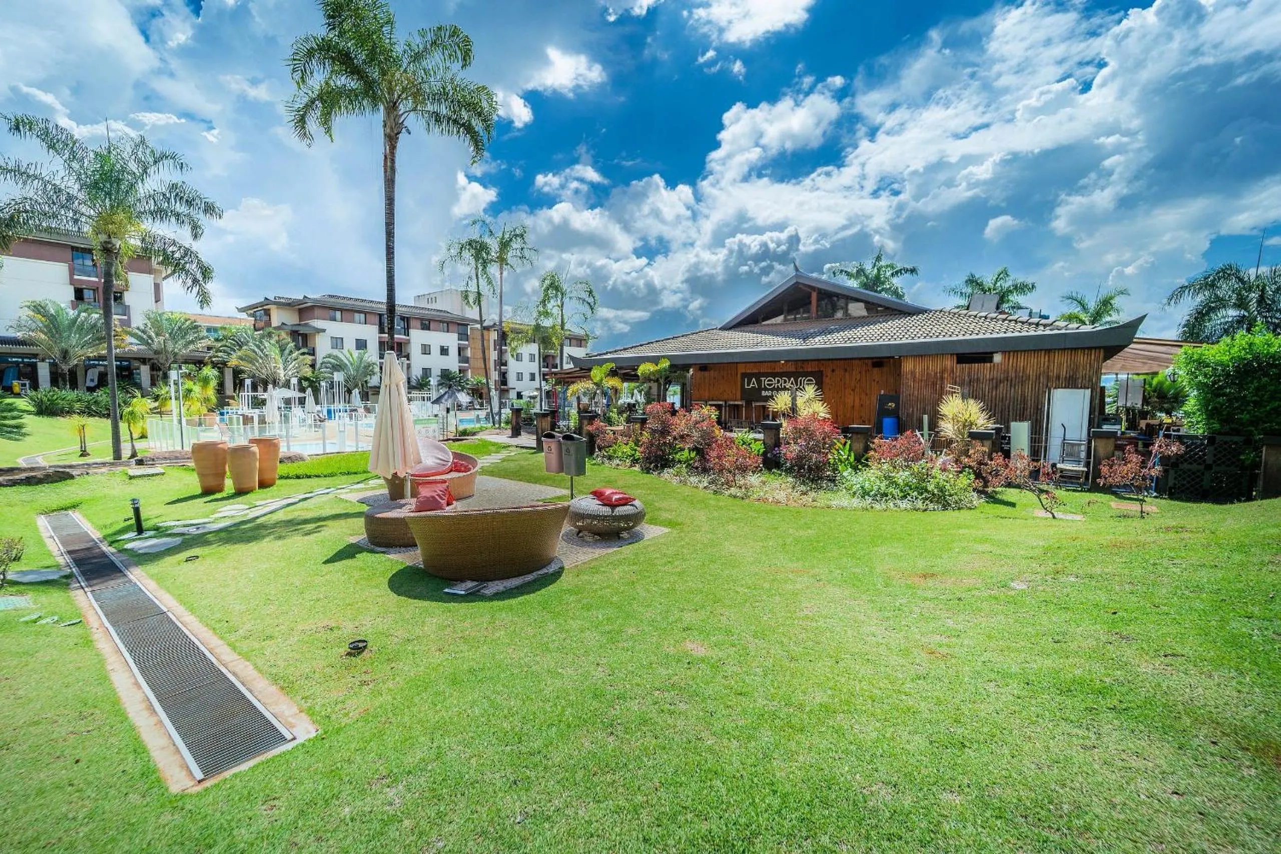 Life Resort beira lago próx a esplanada
