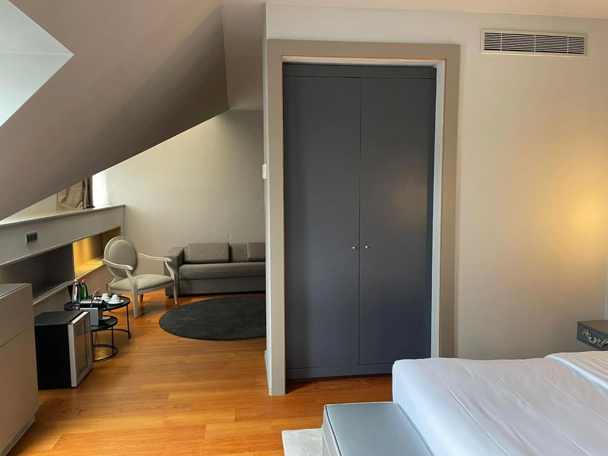 hair dresser, Bed in 987 Design Prague Hotel