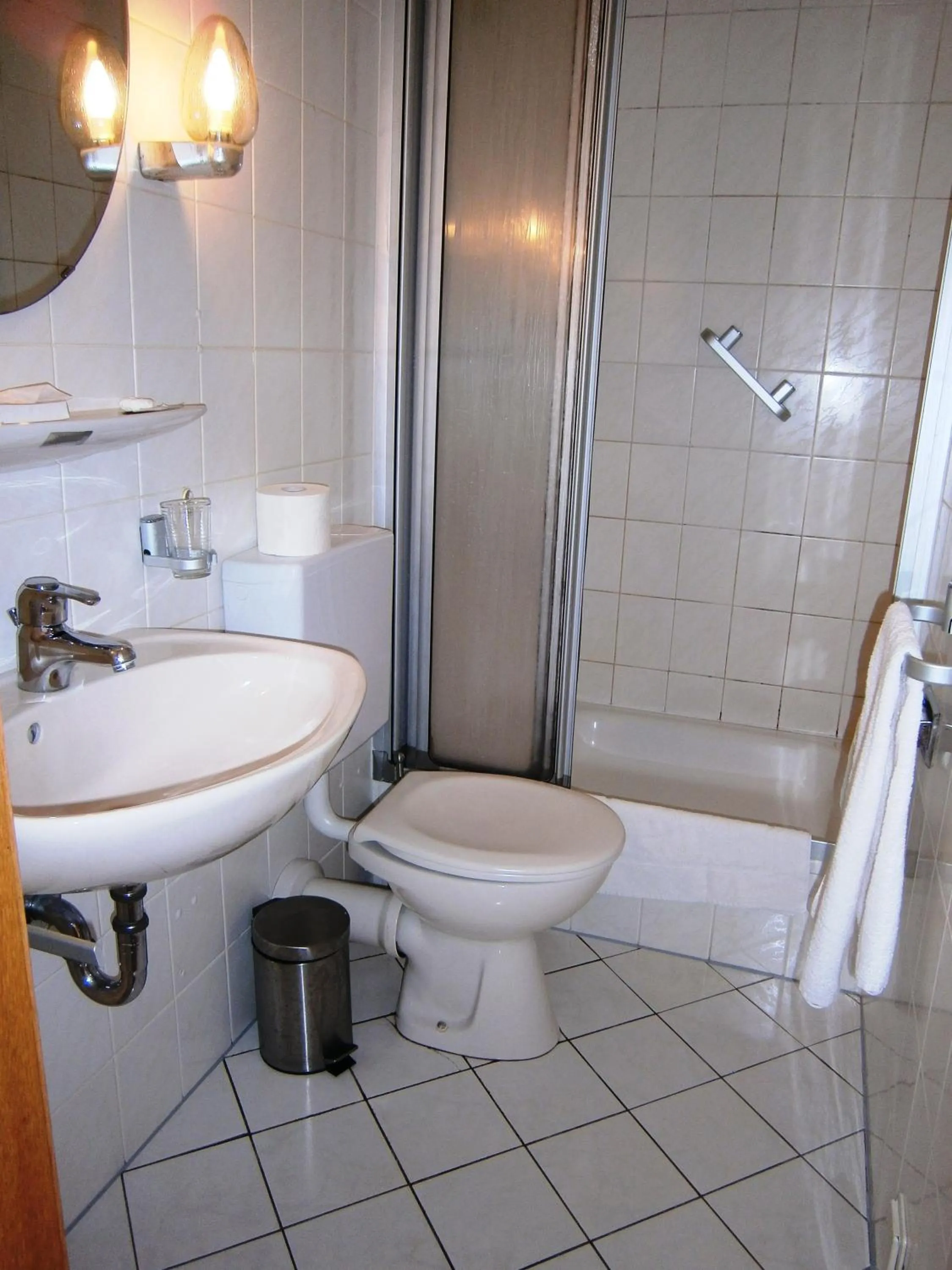 Shower in Hotel Strauss