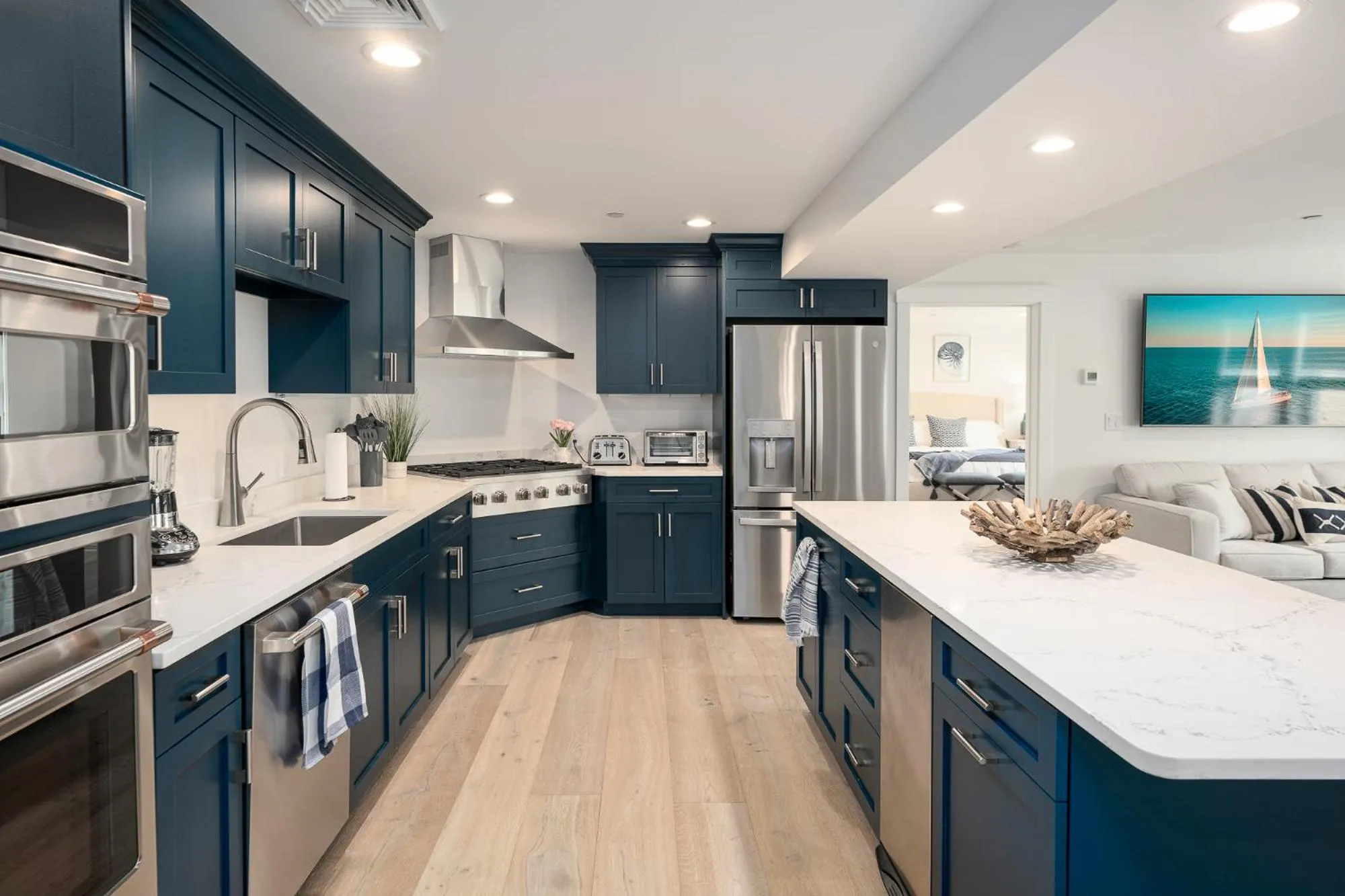 Dining area in Thomas Sea Suites at Harbourtown