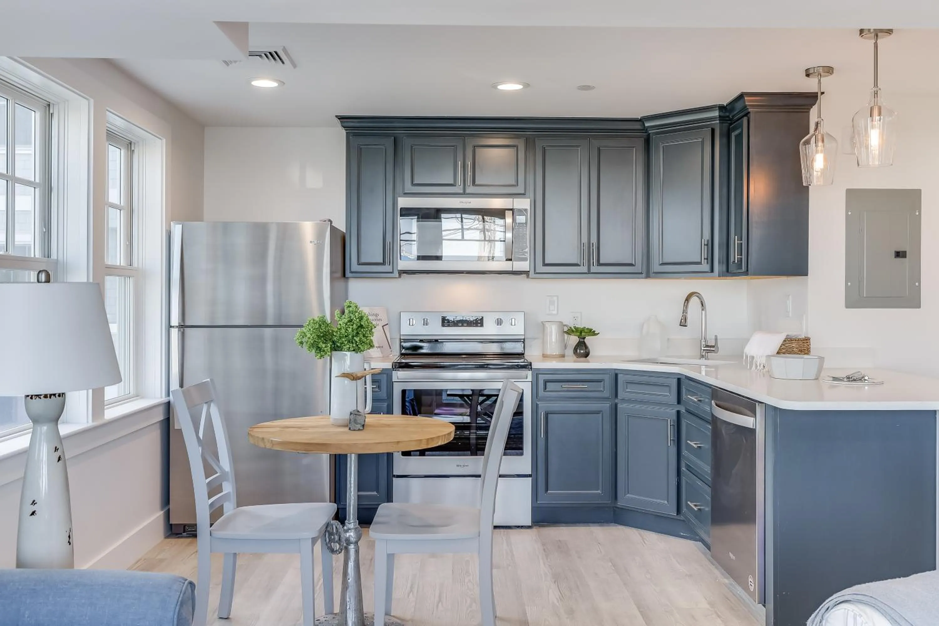 Dining area in Thomas Sea Suites at Harbourtown