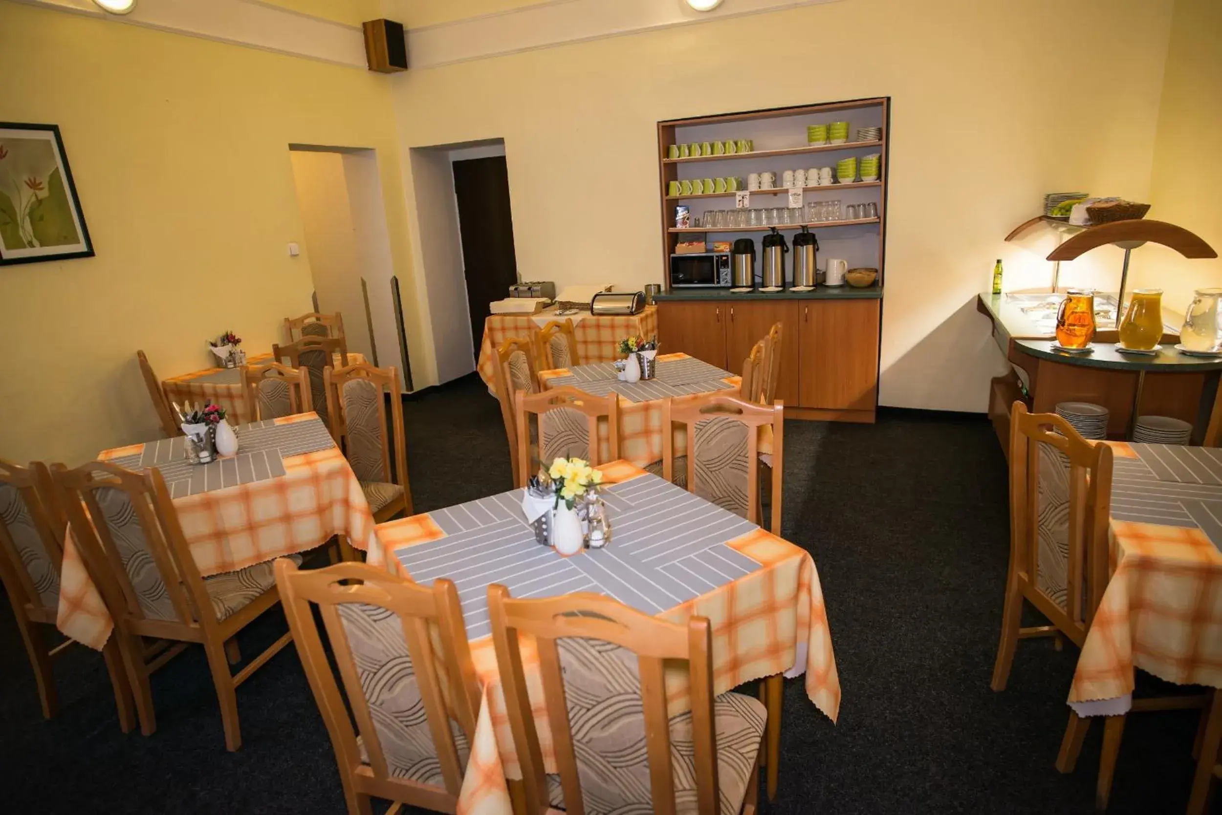 Restaurant/places to eat in Hotel City Bell Restaurant/places to eat in Hotel City Bell