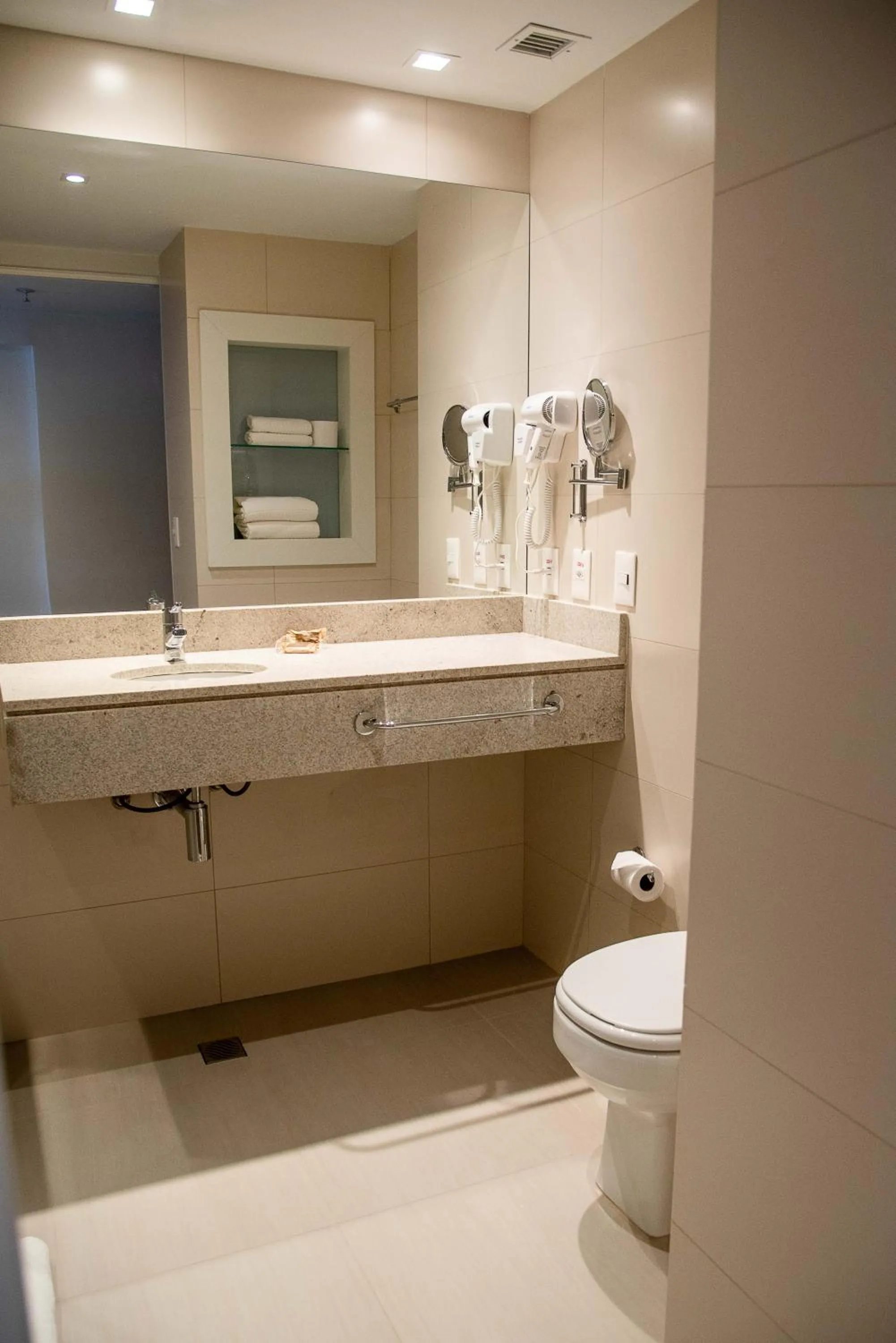 Toilet in Rio Hotel by Bourbon Maringá