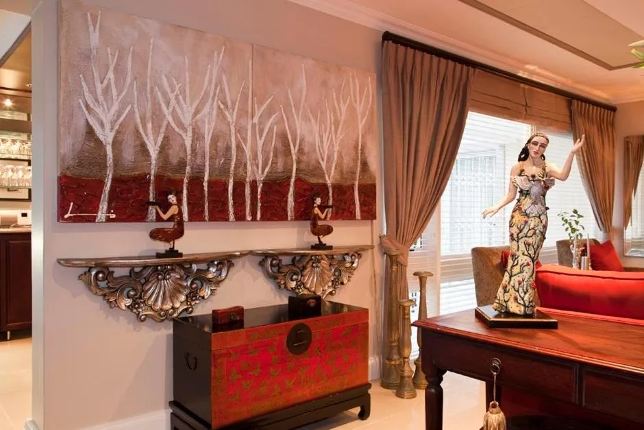 Communal lounge/ TV room in Forest Manor Boutique Guesthouse