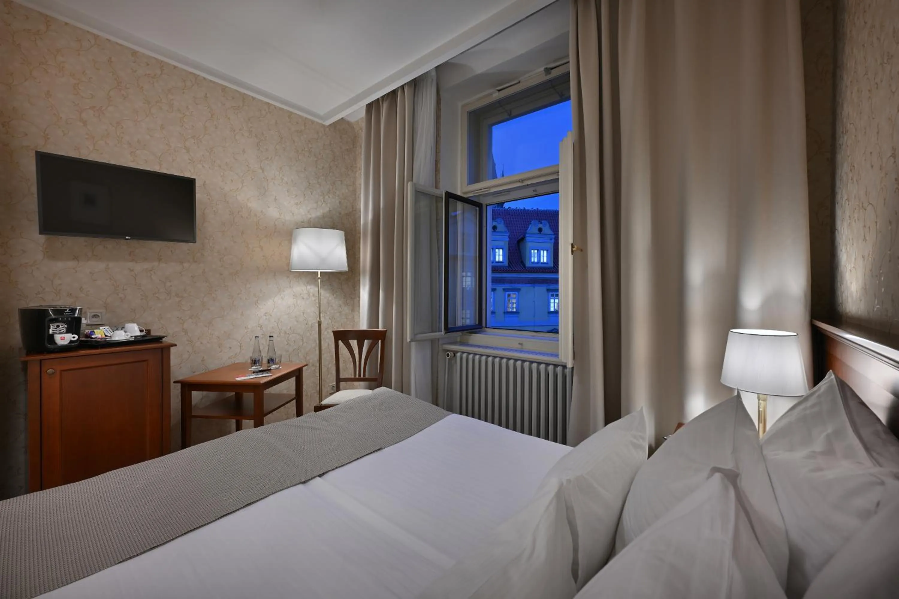 Property building, Bed in Hotel Rott